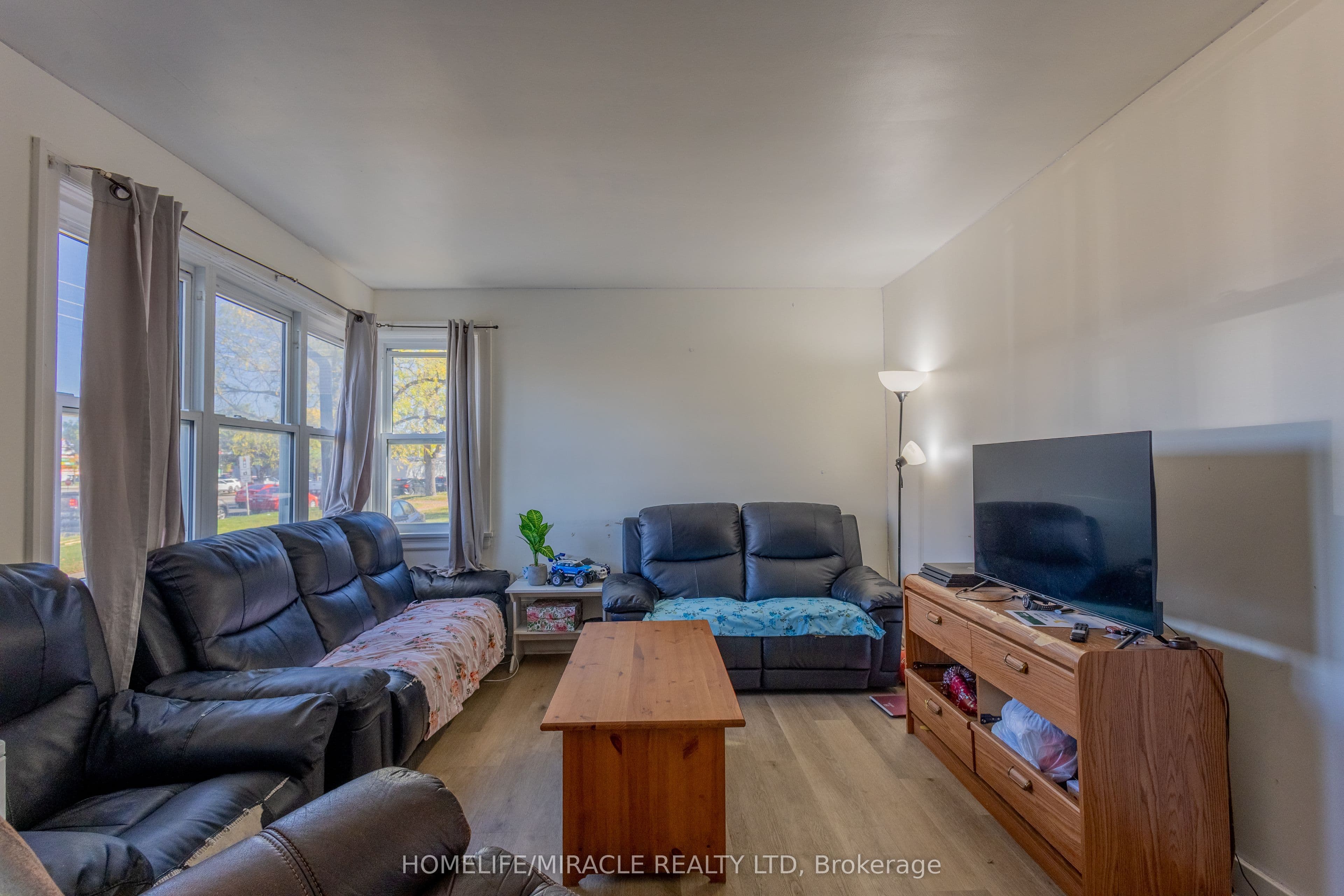 437 Clarke Road — photograph 2
