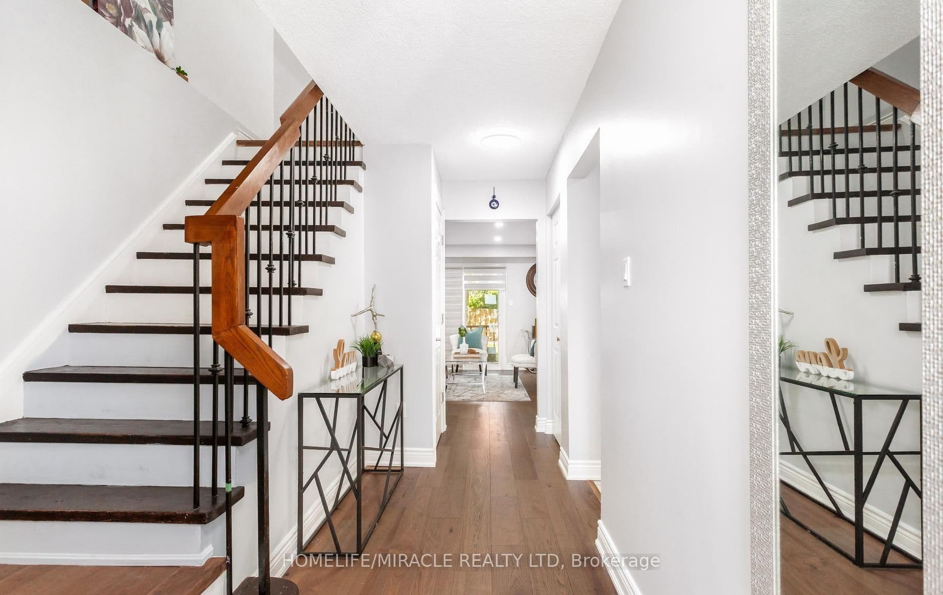 49 Newbridge Crescent — photograph 5