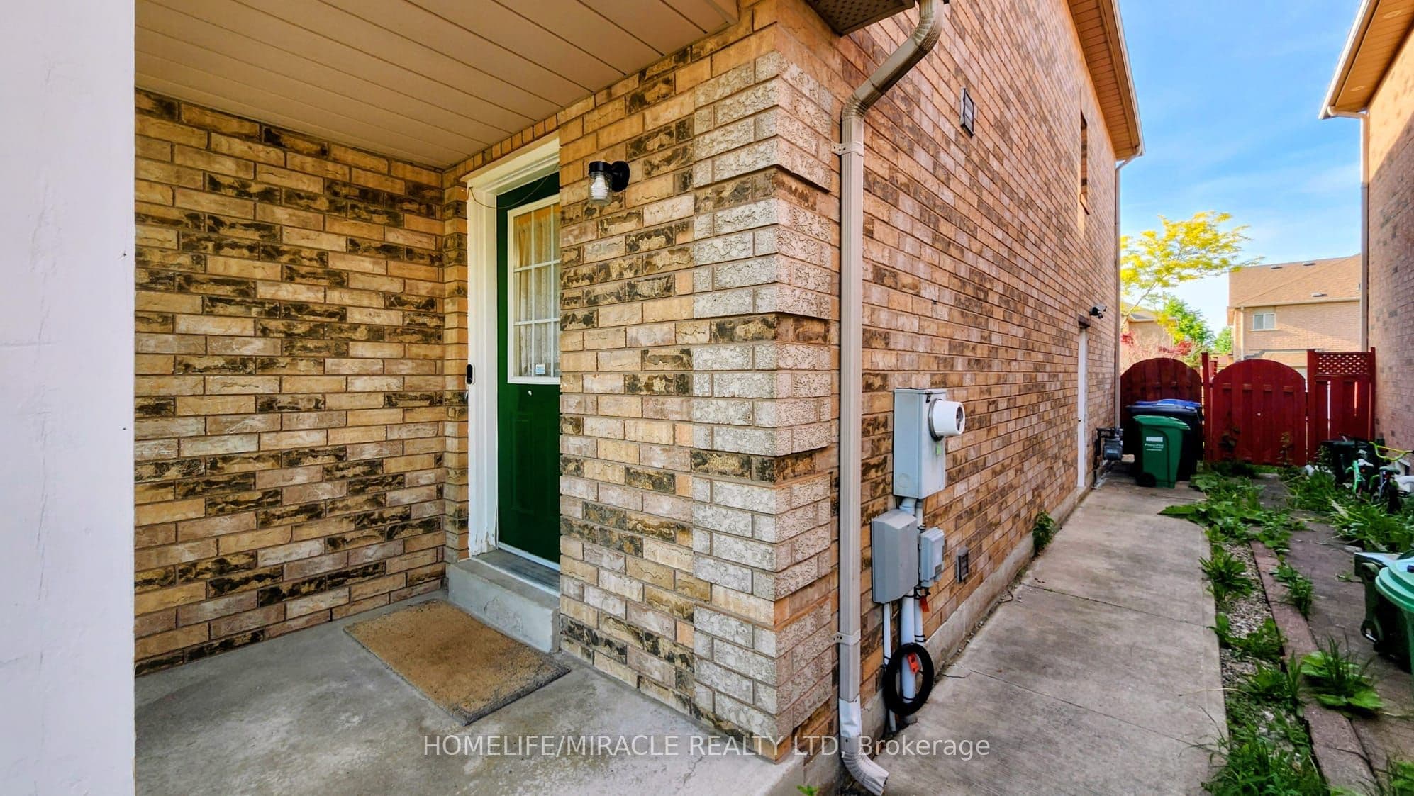 102 Whiteface Crescent — photograph 3