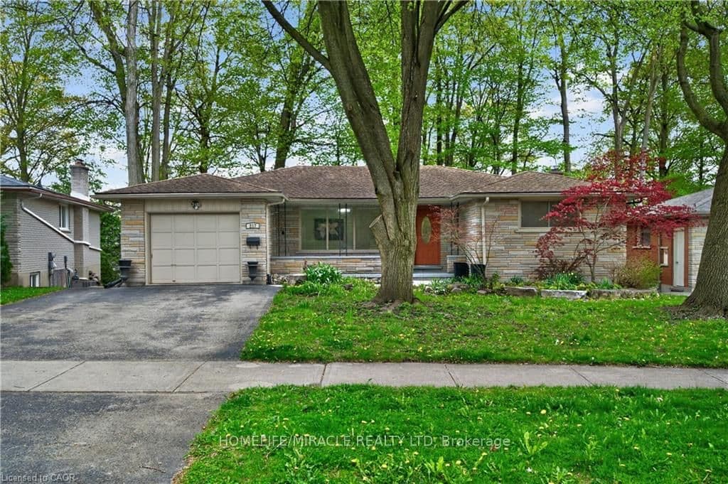 217 Pinegrove Crescent — photograph 2