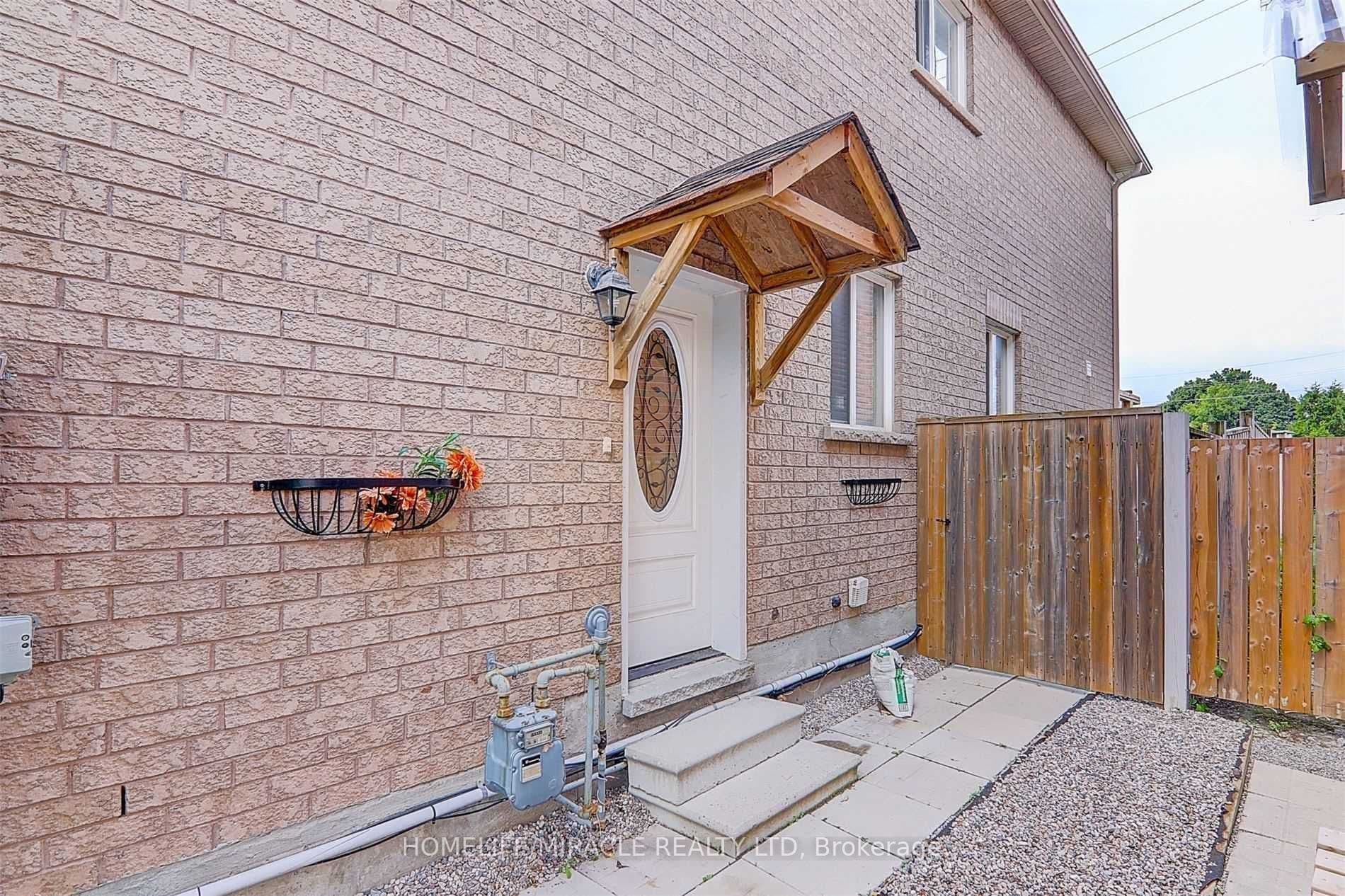 28 Oceanpearl Crescent #Basement — photograph 2