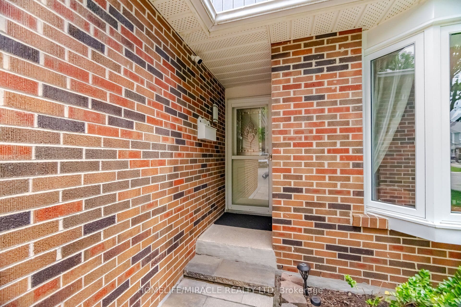 113 Fanshawe Drive — photograph 5