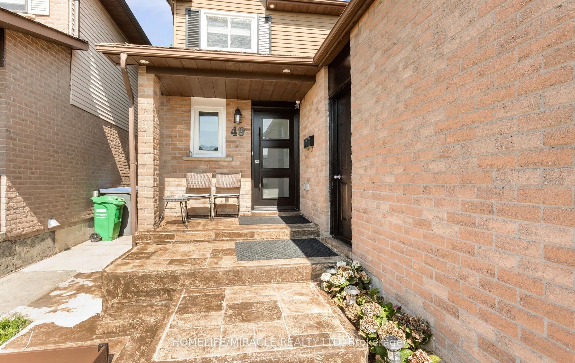 49 Newbridge Crescent — photograph 3