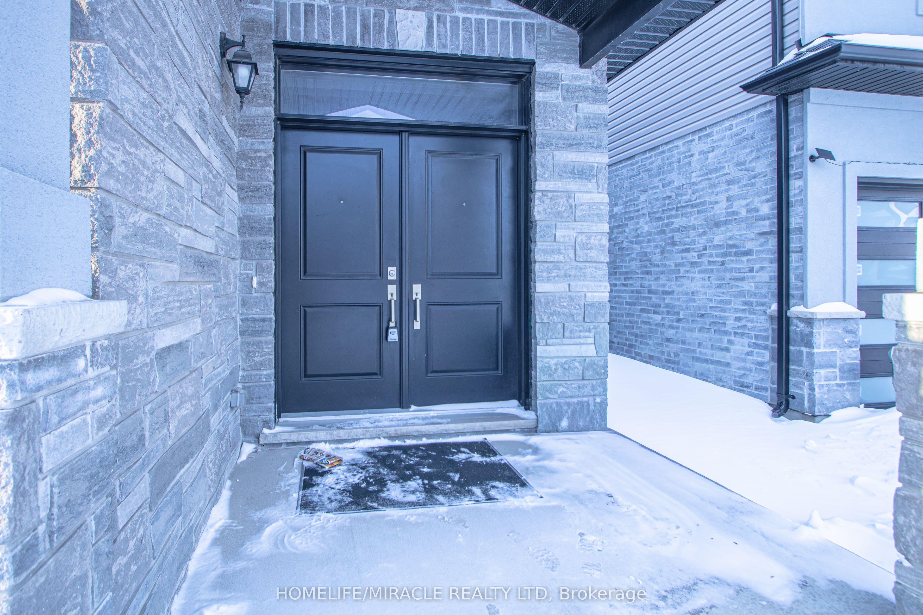 2872 Doyle Drive — photograph 4