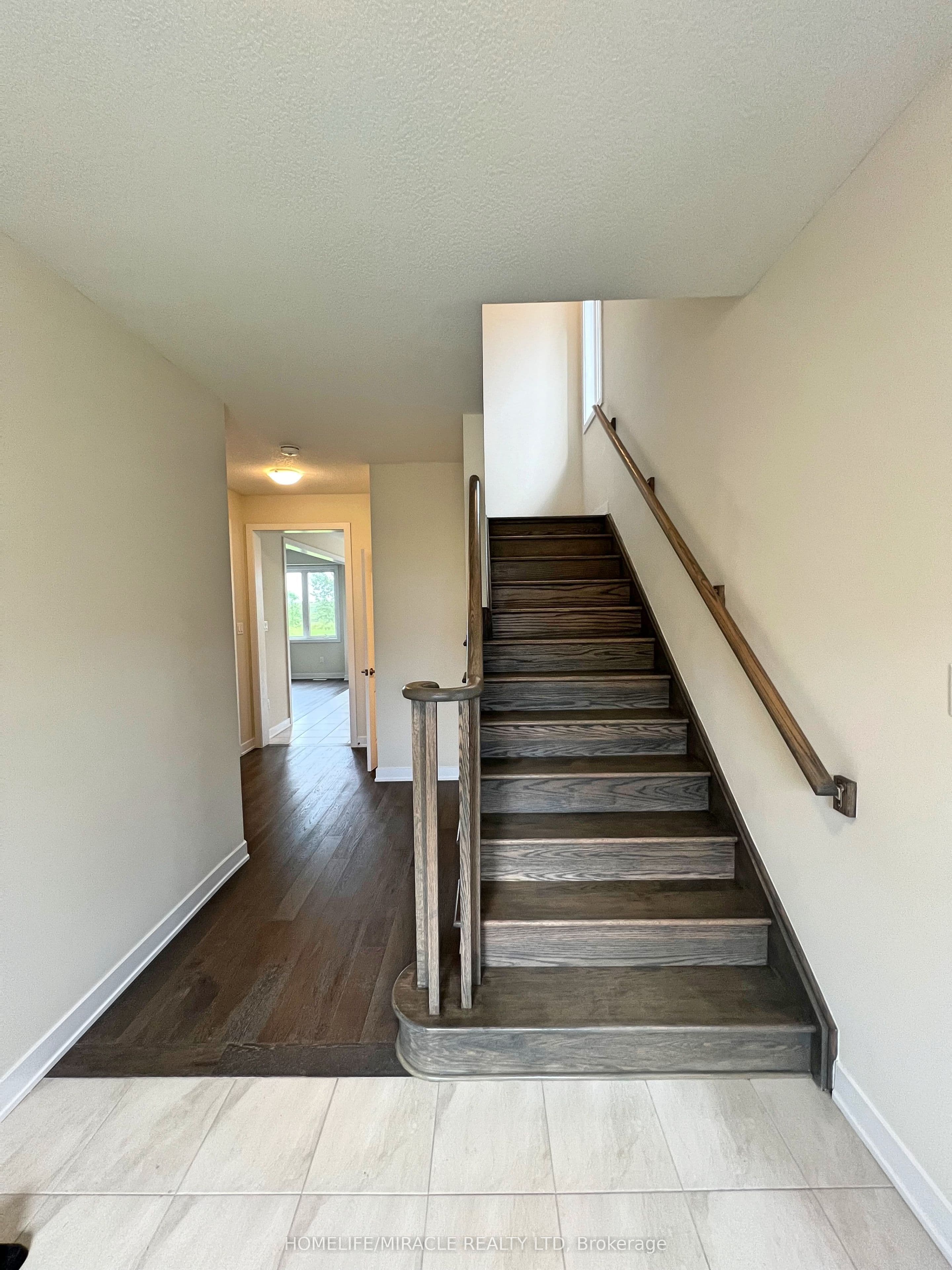 66 Aviron Crescent — photograph 4