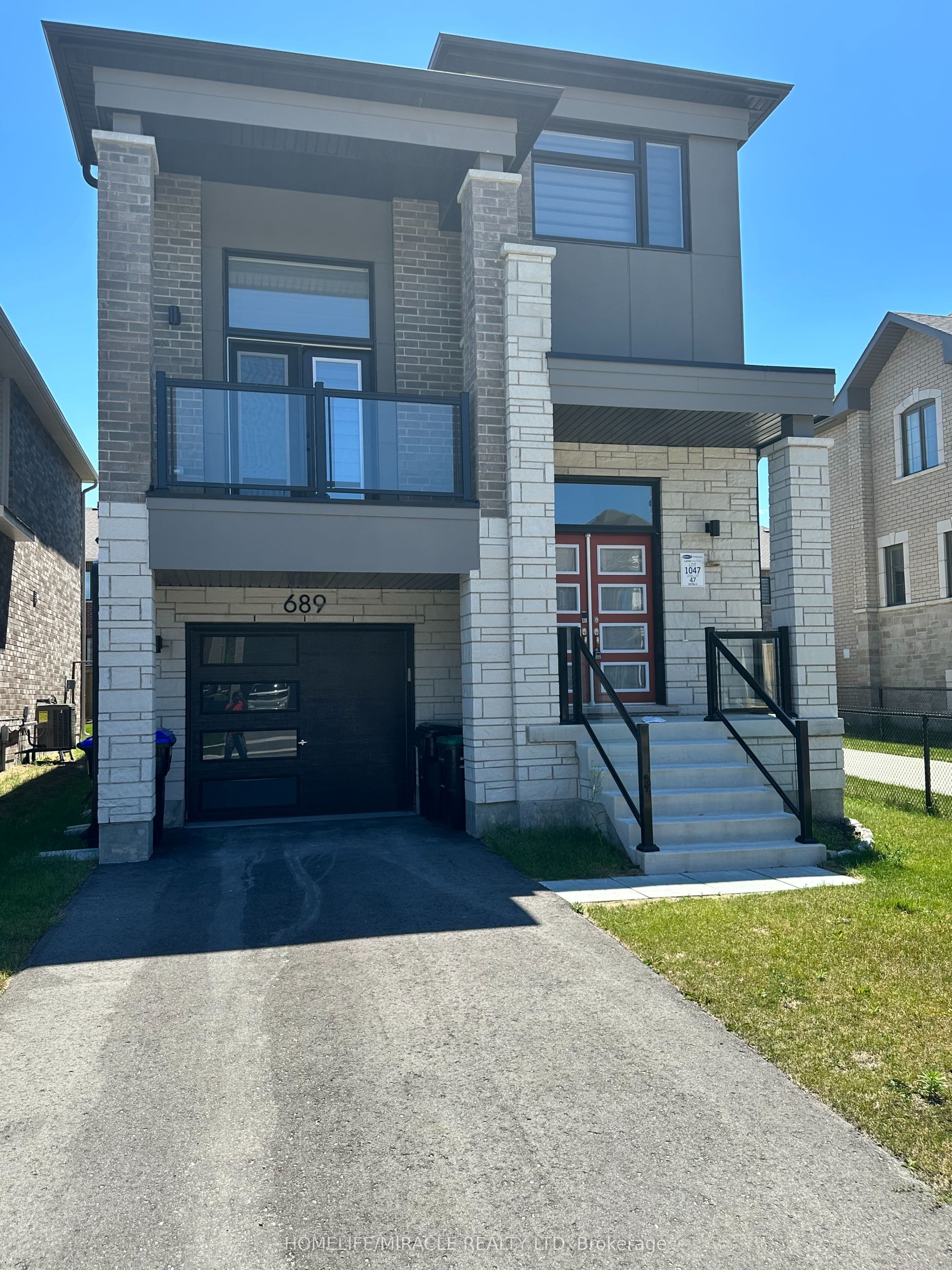 689 Mika Street — photograph 2