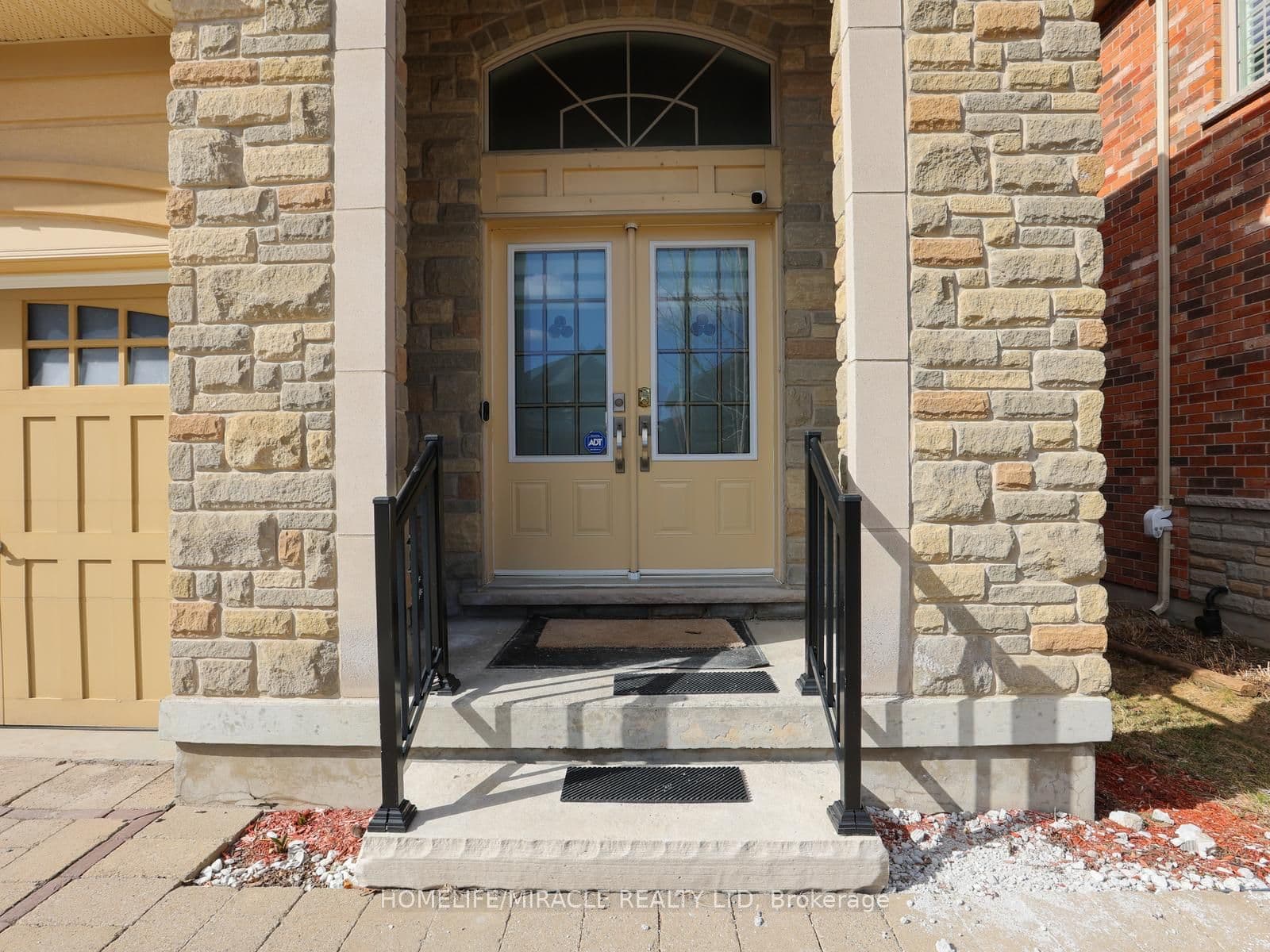 584 Pinery Trail — photograph 4