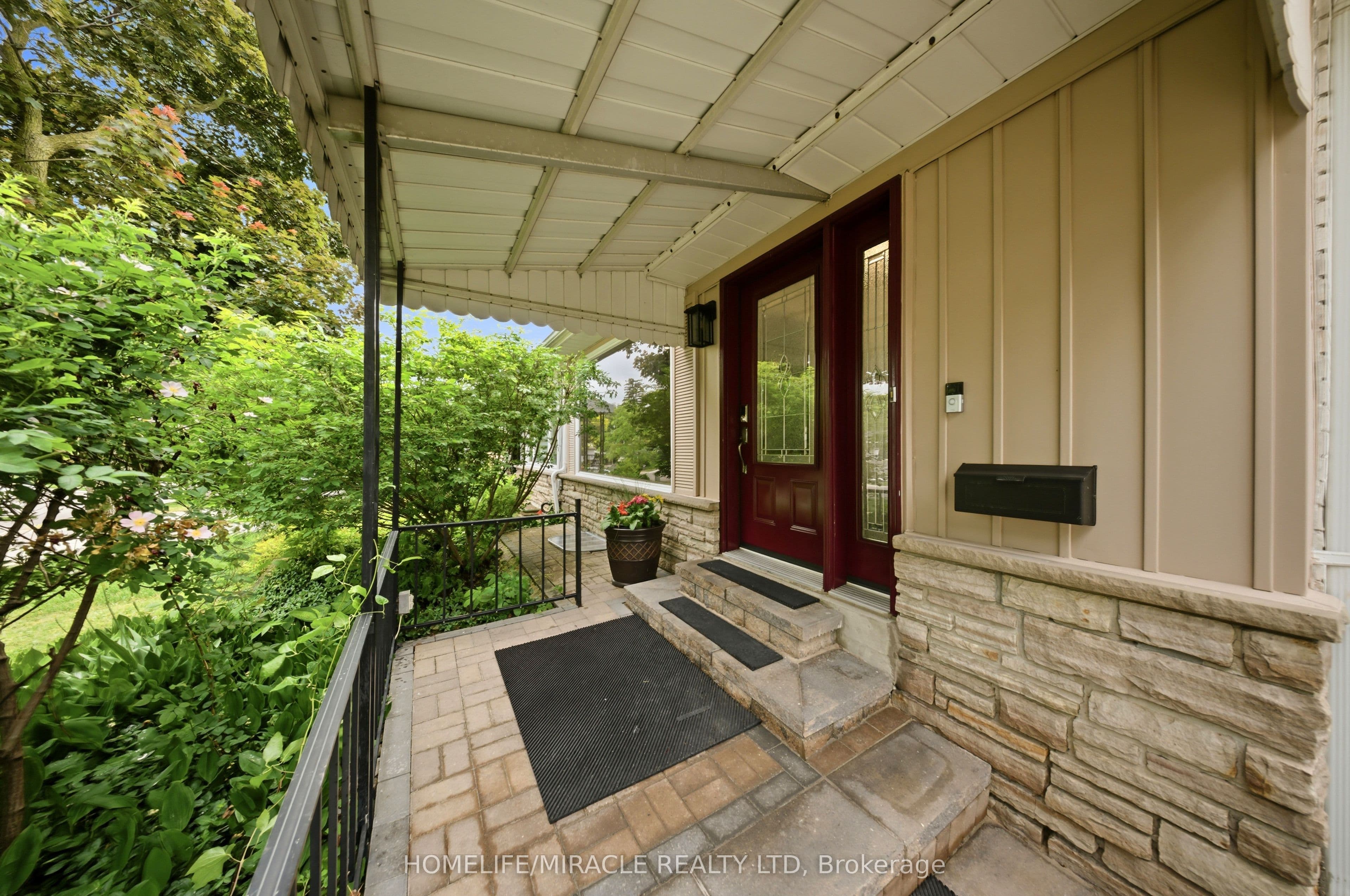 1612 Wavell Crescent — photograph 3