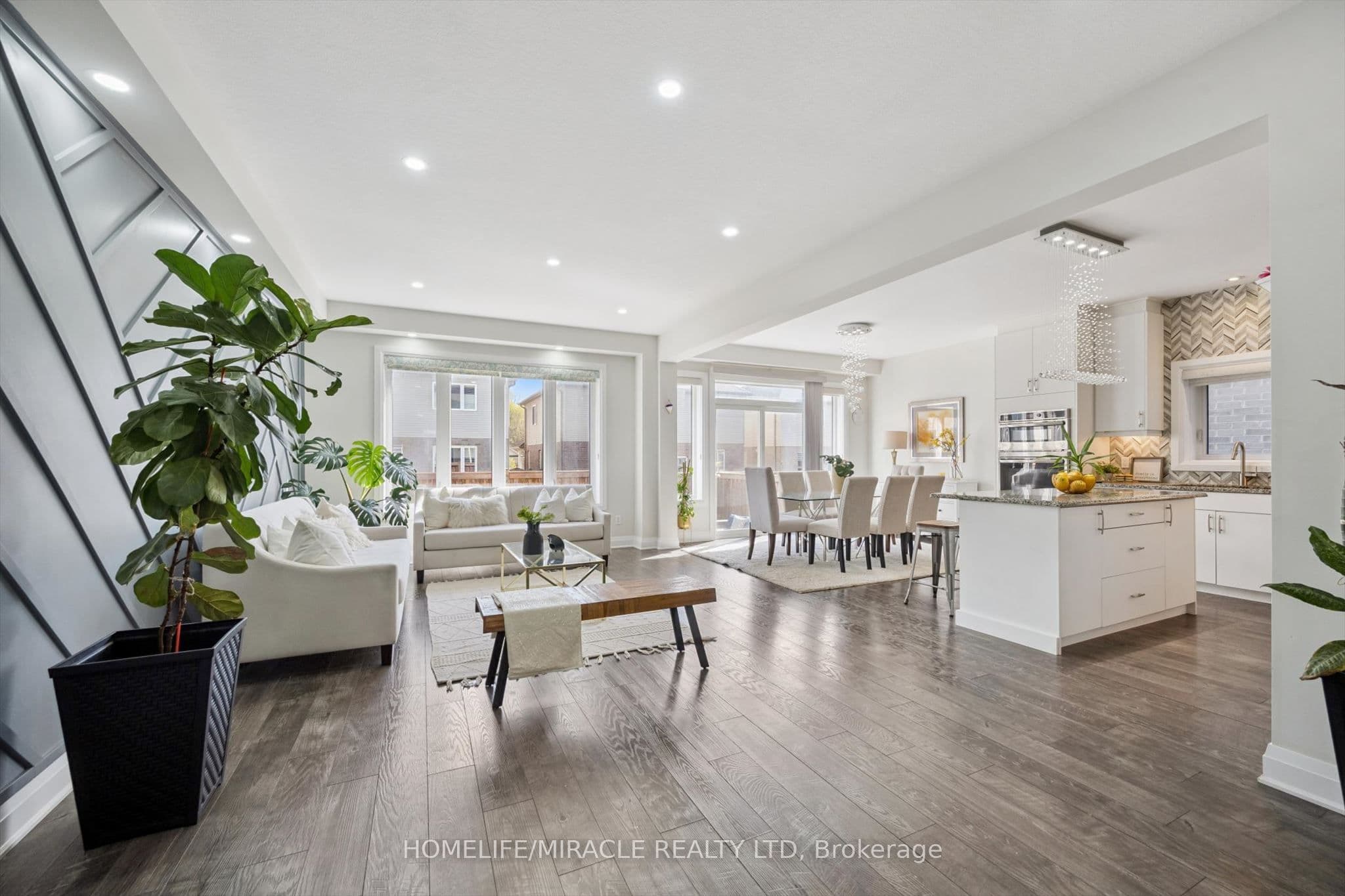 736 Wood Lily Street — photograph 4