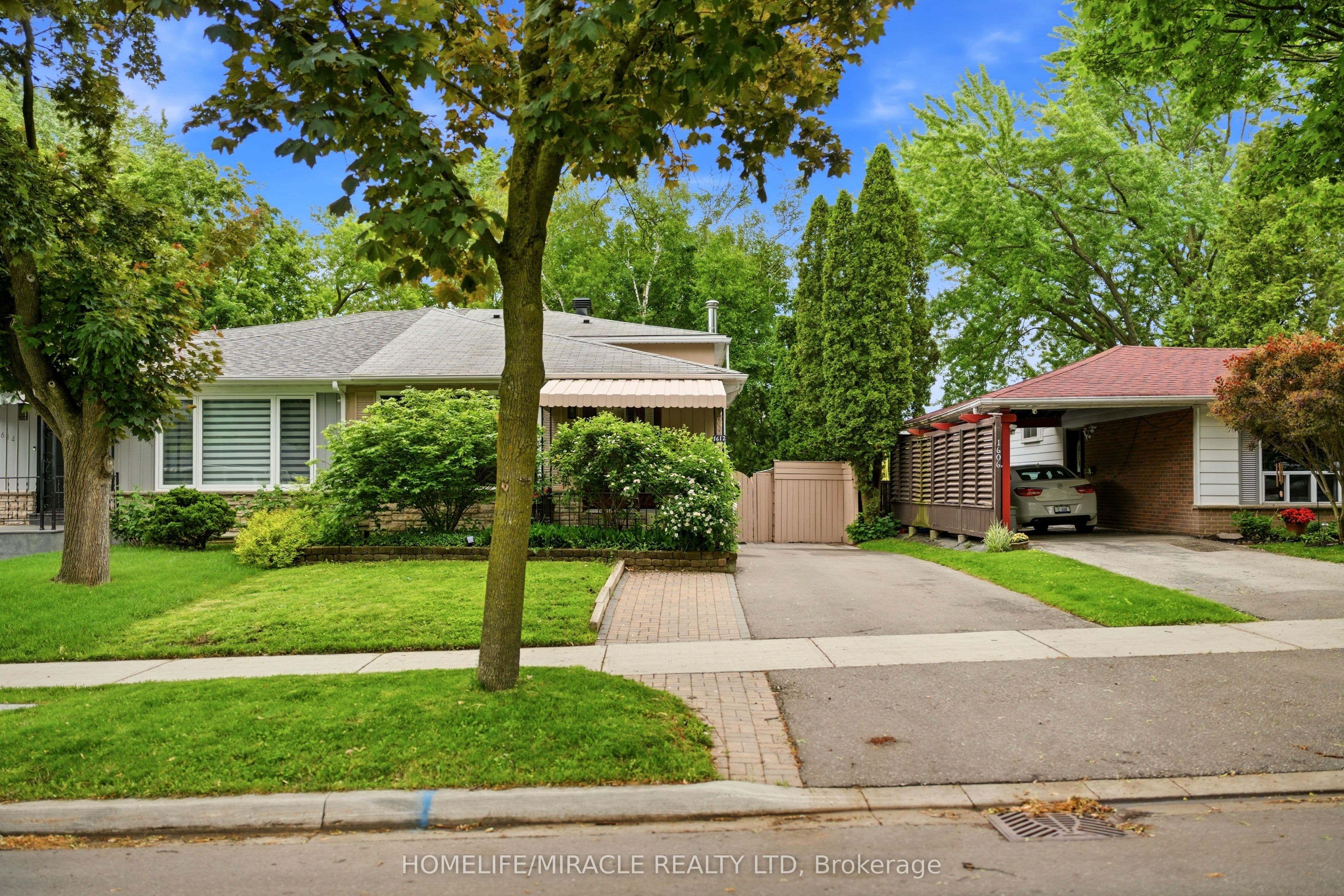 1612 Wavell Crescent — photograph 2