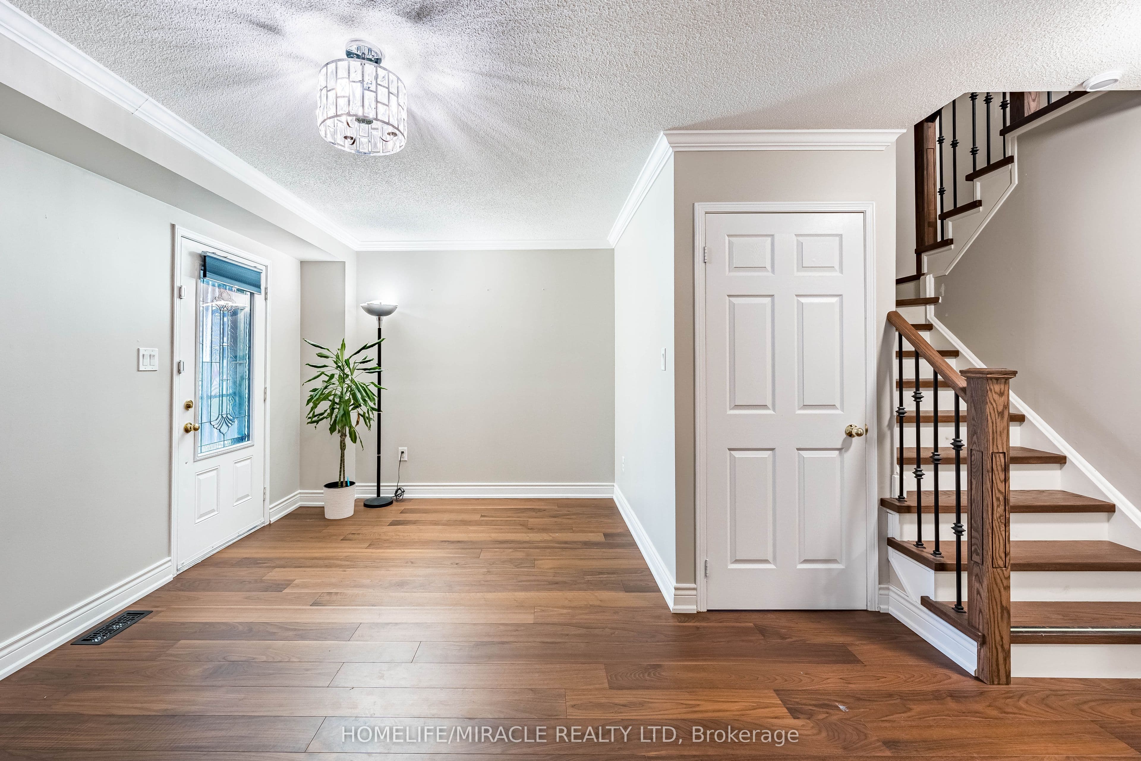 419 Rossland Road — photograph 5