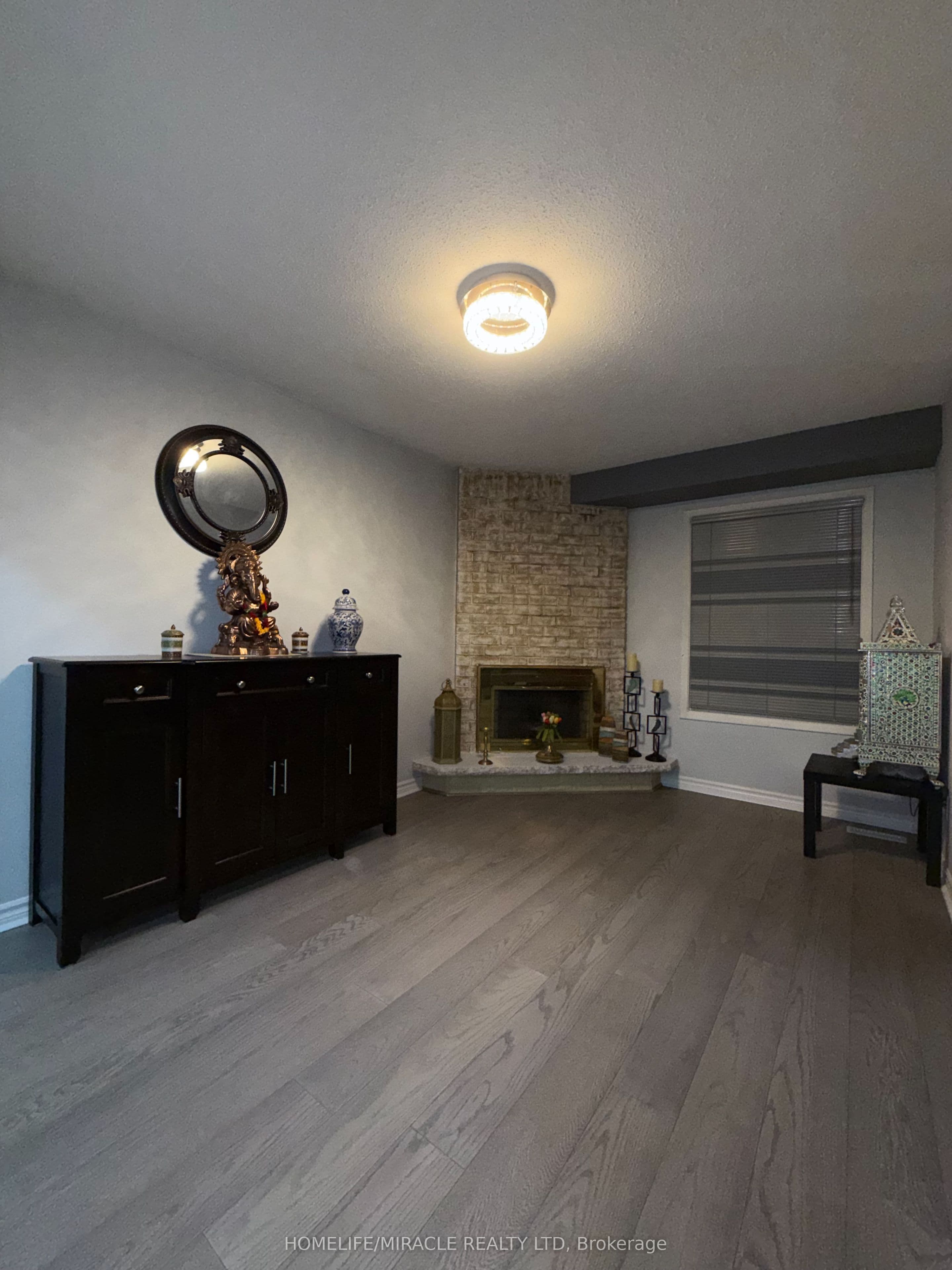 163 Mabley Crescent — photograph 5
