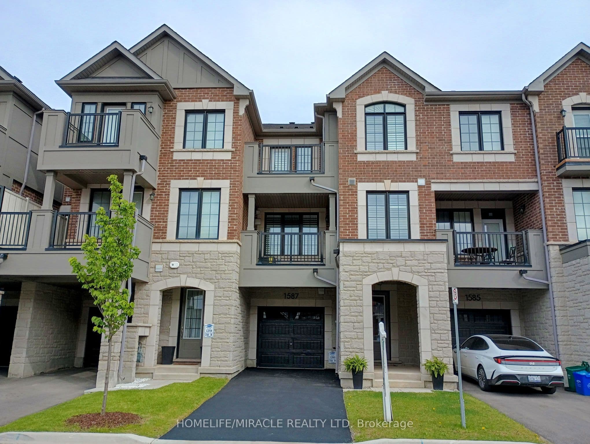 1587 Moira Crescent — photograph 2