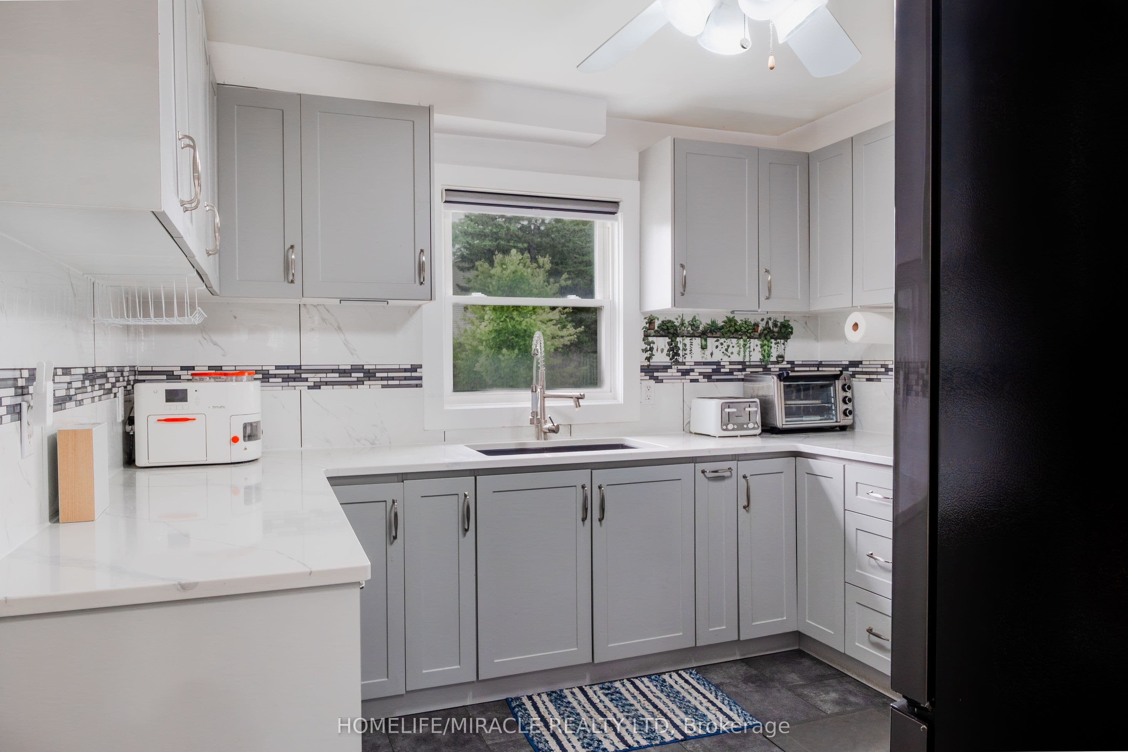 439 Bristol Crescent — photograph 5