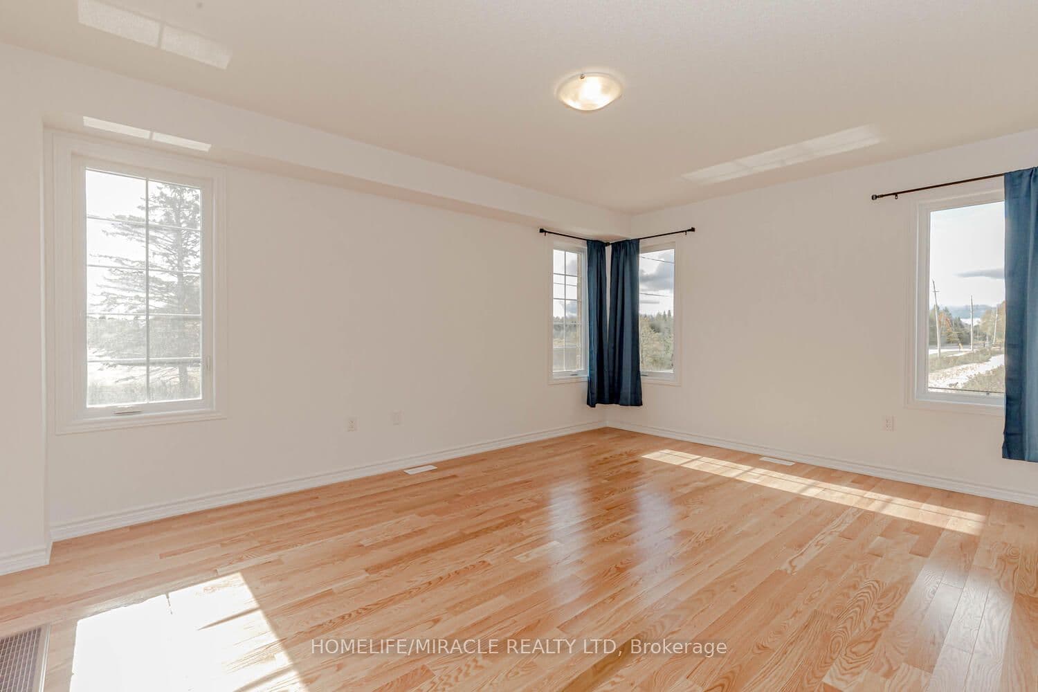 2 Doc Logheed Avenue — photograph 5