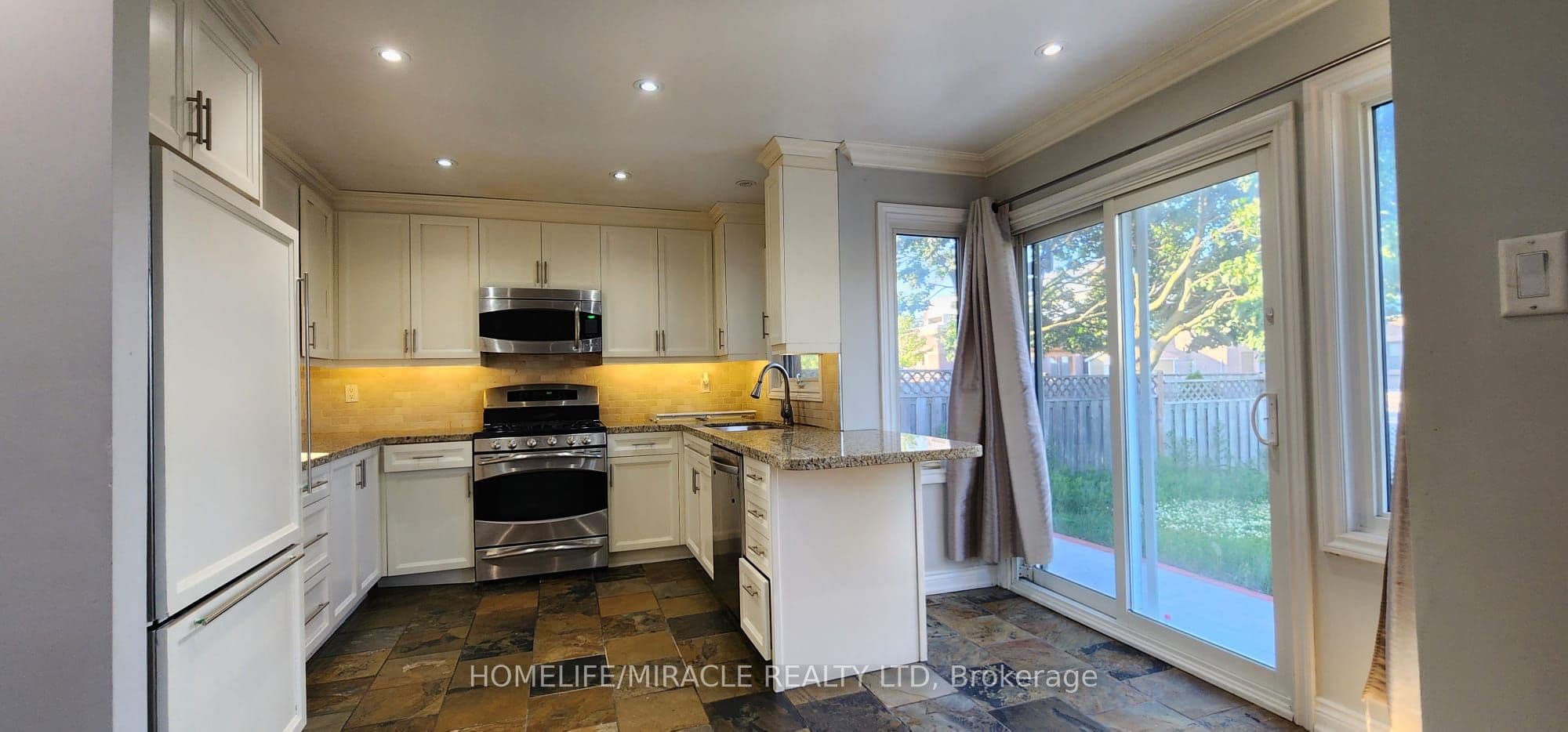 Kitchen with breakfast island