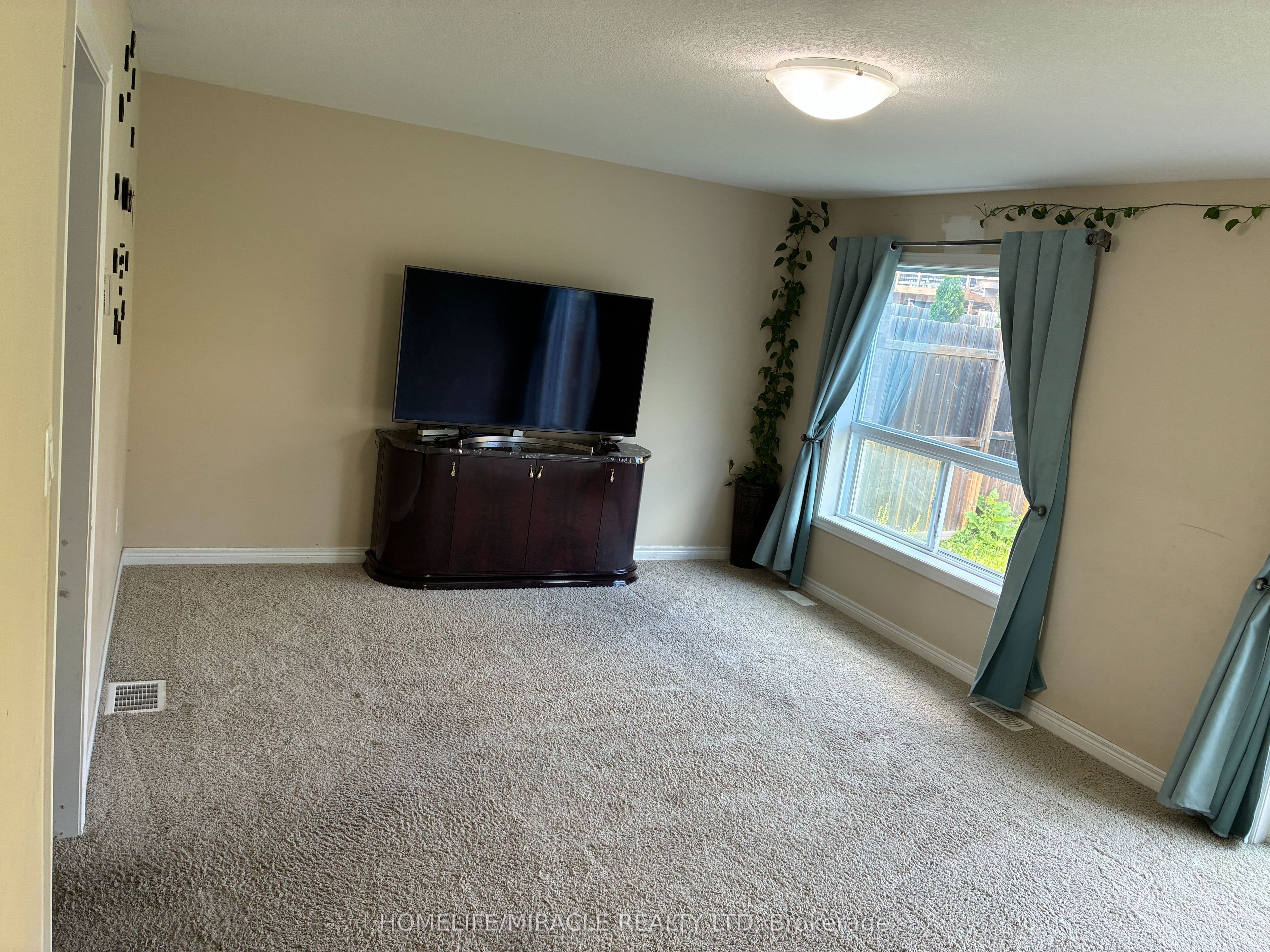 45 Oakes Crescent — photograph 5