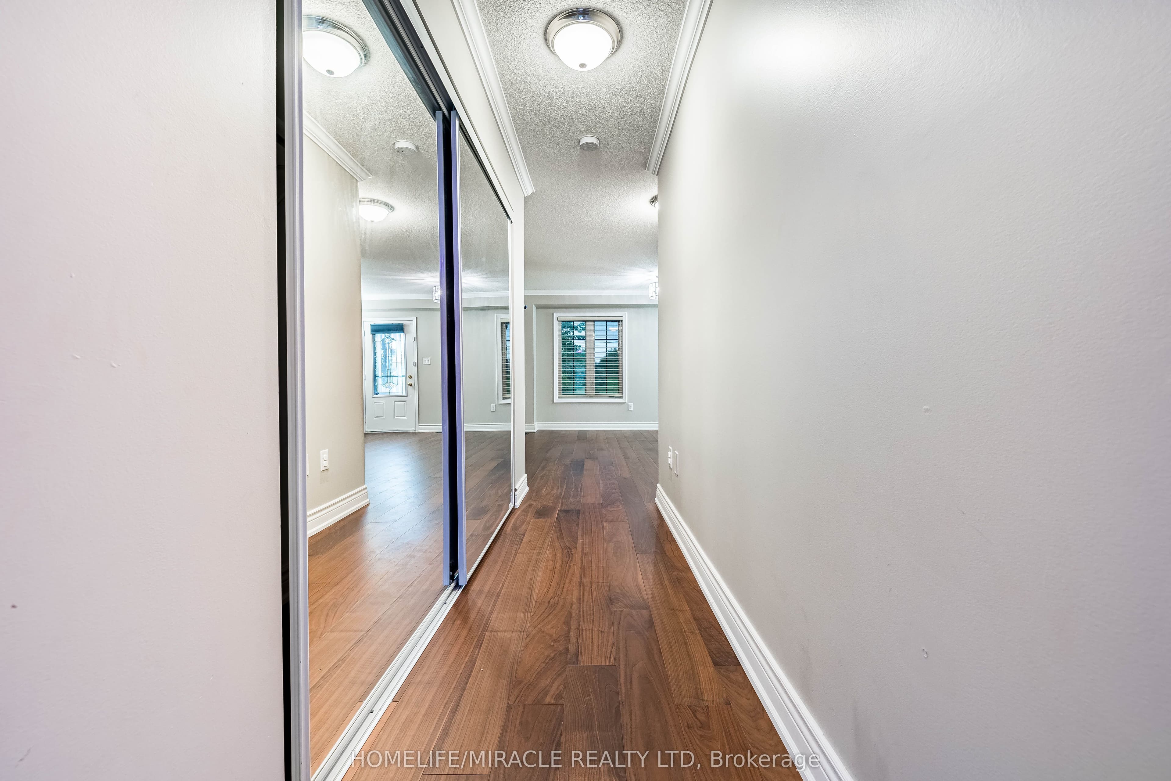 419 Rossland Road — photograph 4