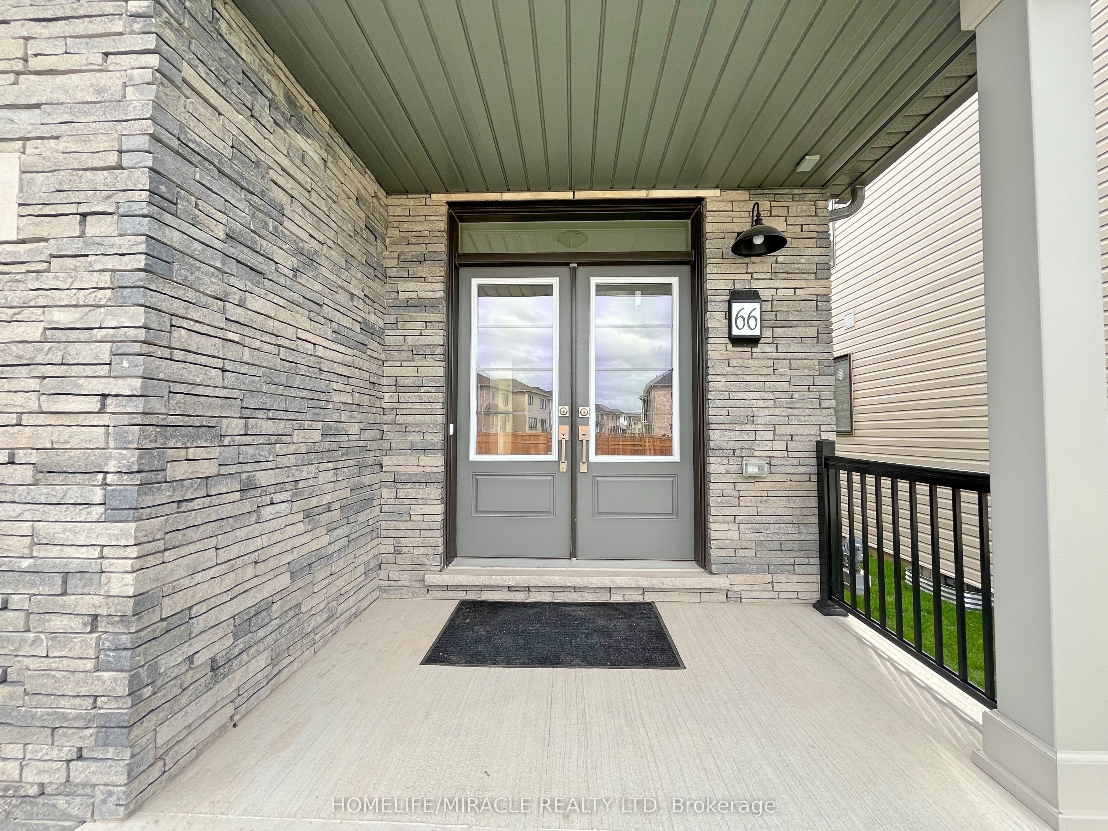 66 Aviron Crescent — photograph 3