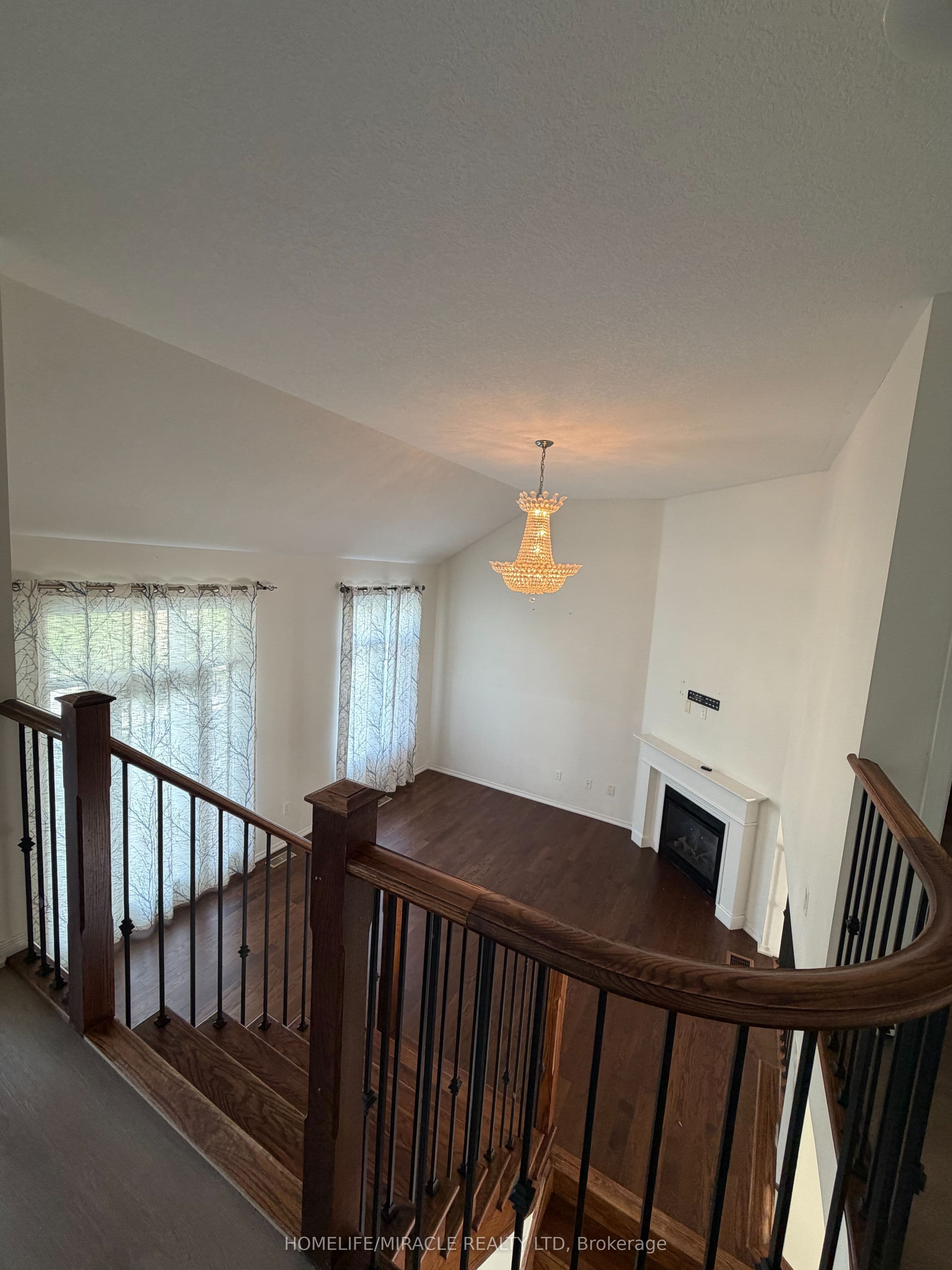 235 Apple Hill Crescent — photograph 5