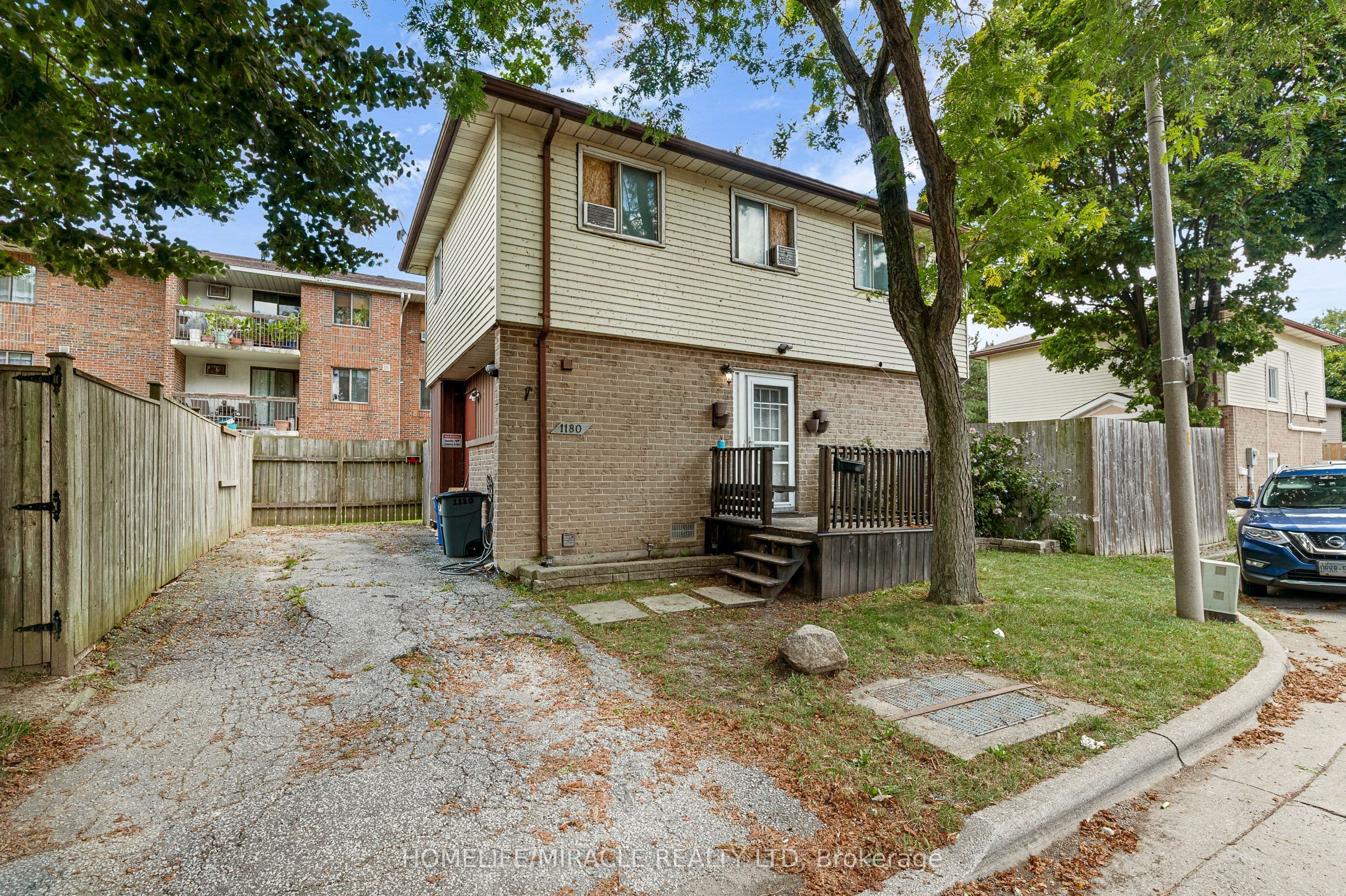 1180 Heathfield Court — photograph 2