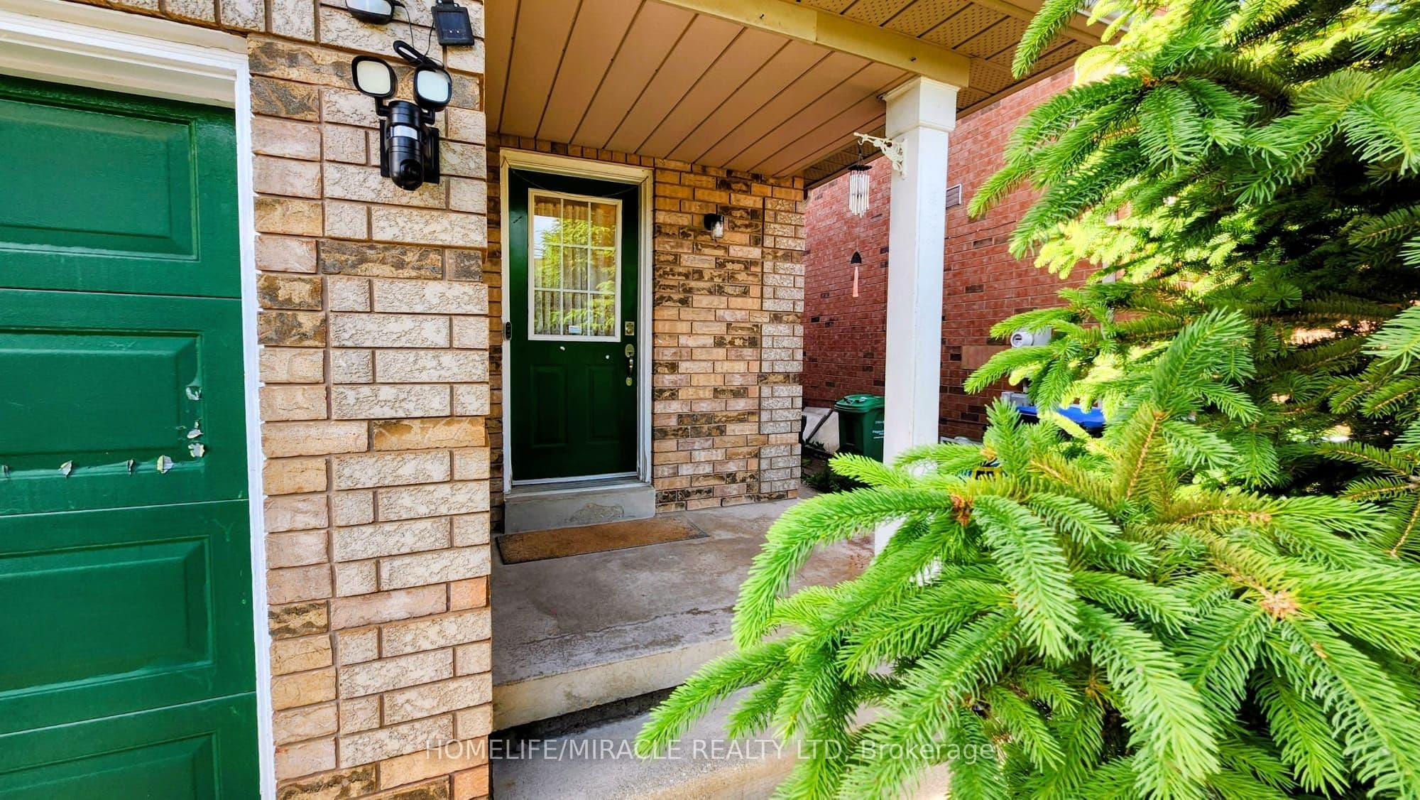 102 Whiteface Crescent — photograph 2