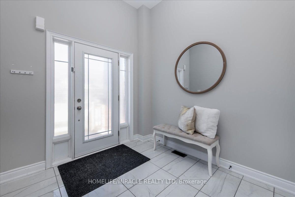 79 Lorne Thomas Place — photograph 2