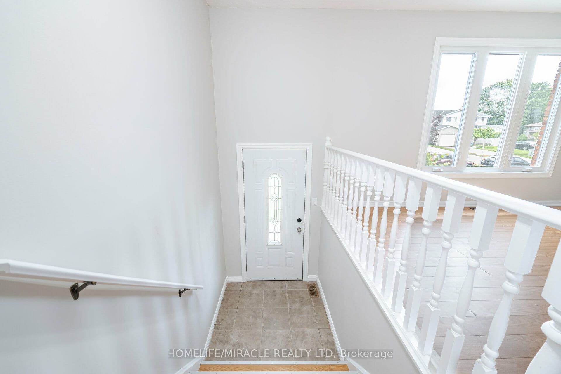 36 Poplar Crescent #upper — photograph 3