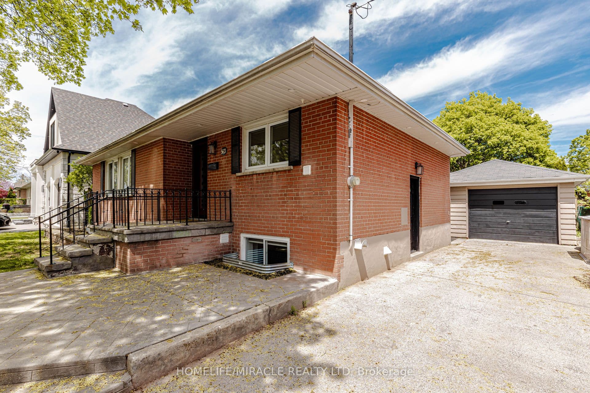 563 Taplow Crescent — photograph 2