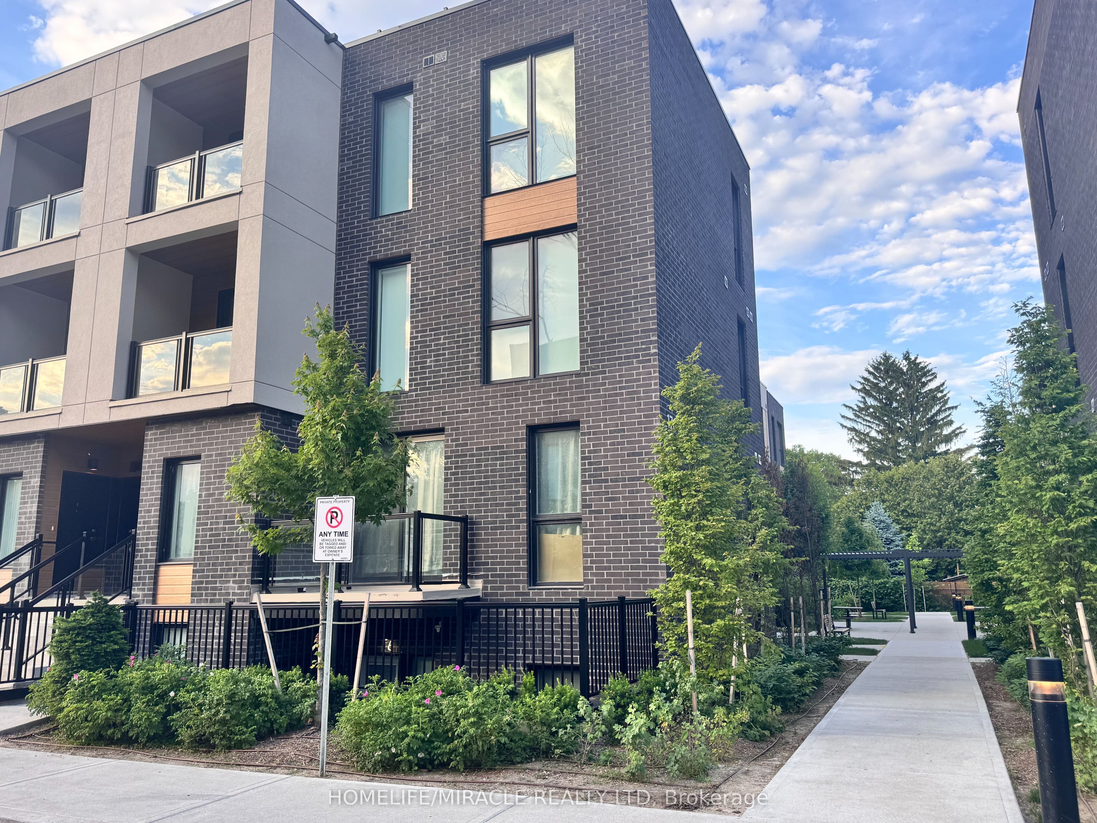 176 Clonmore Drive #4 — photograph 2