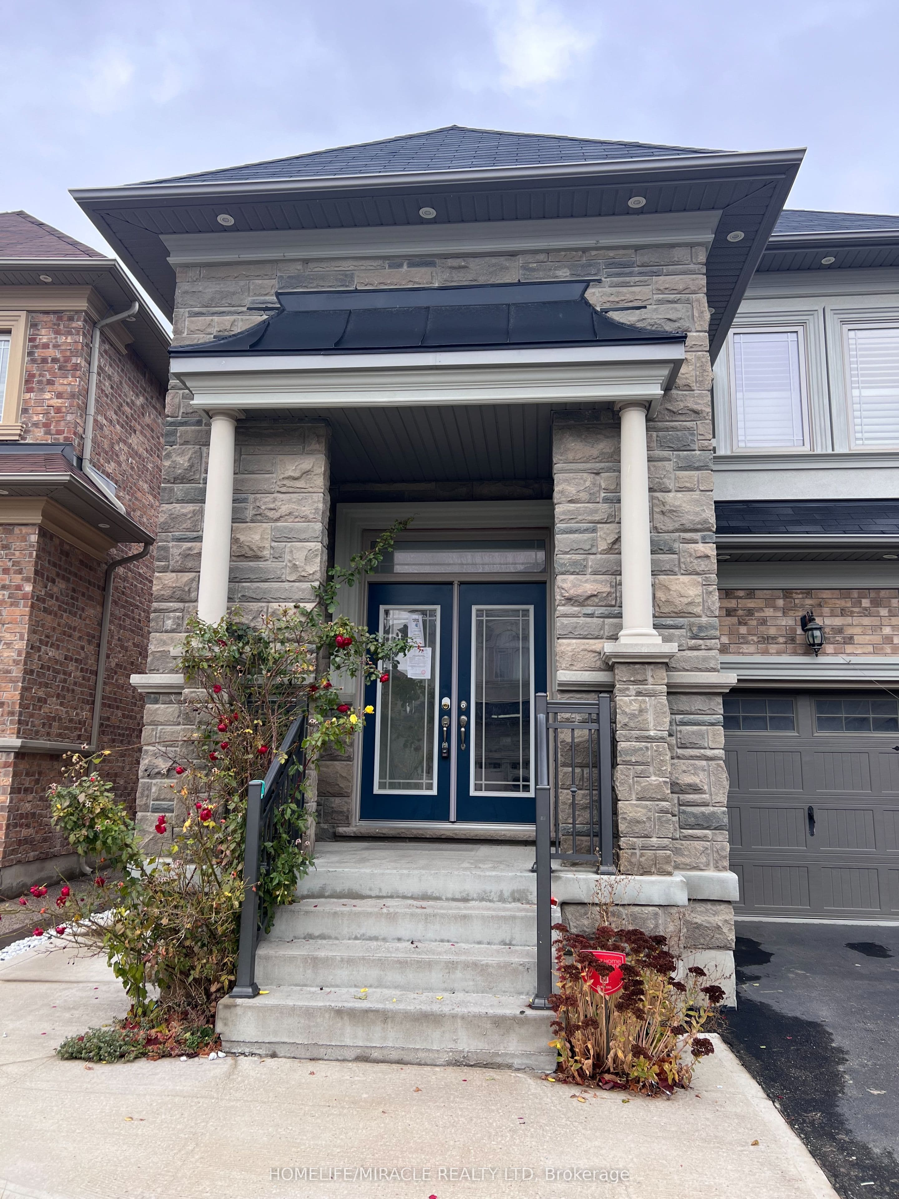 8 Arda Crescent — photograph 4