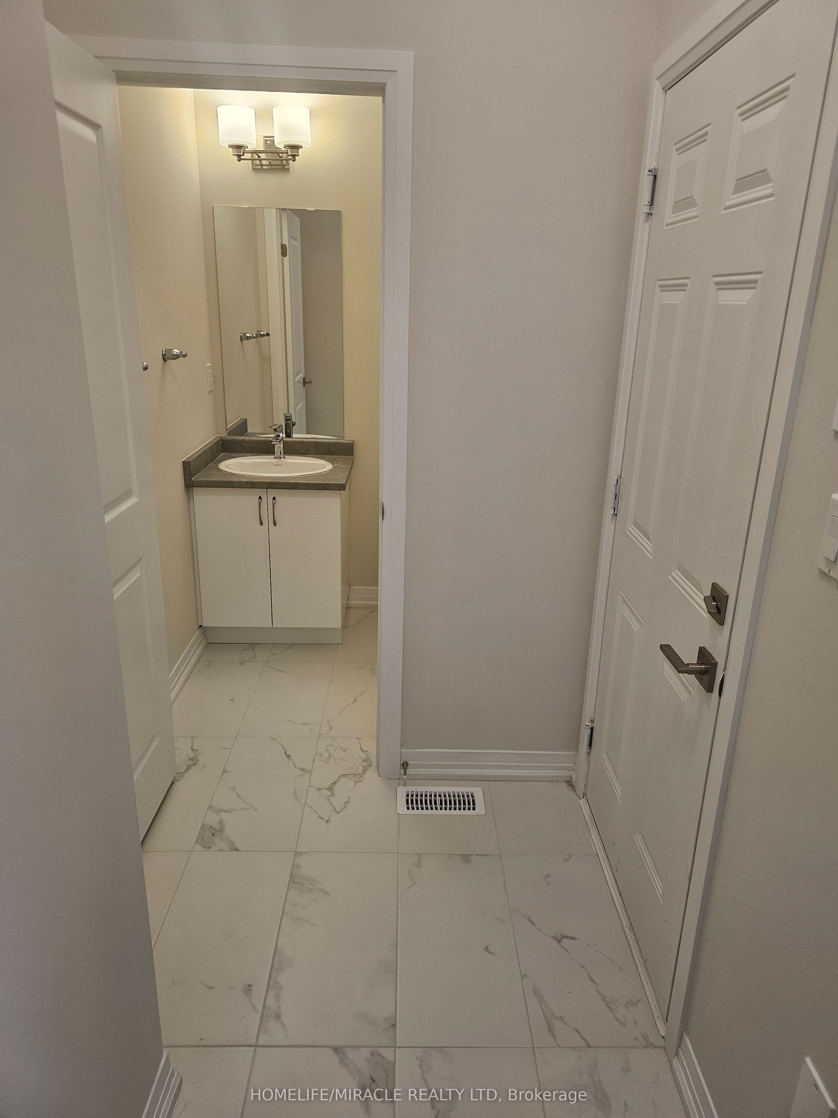 660 Colborne Street #10 — photograph 3