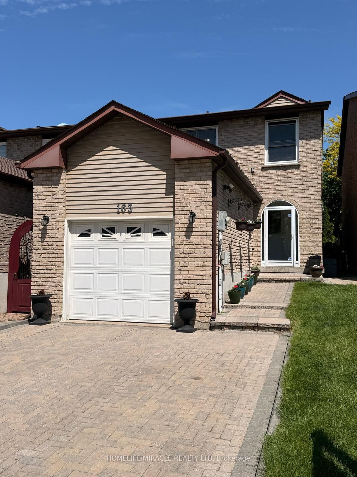 163 Mabley Crescent — photograph 2
