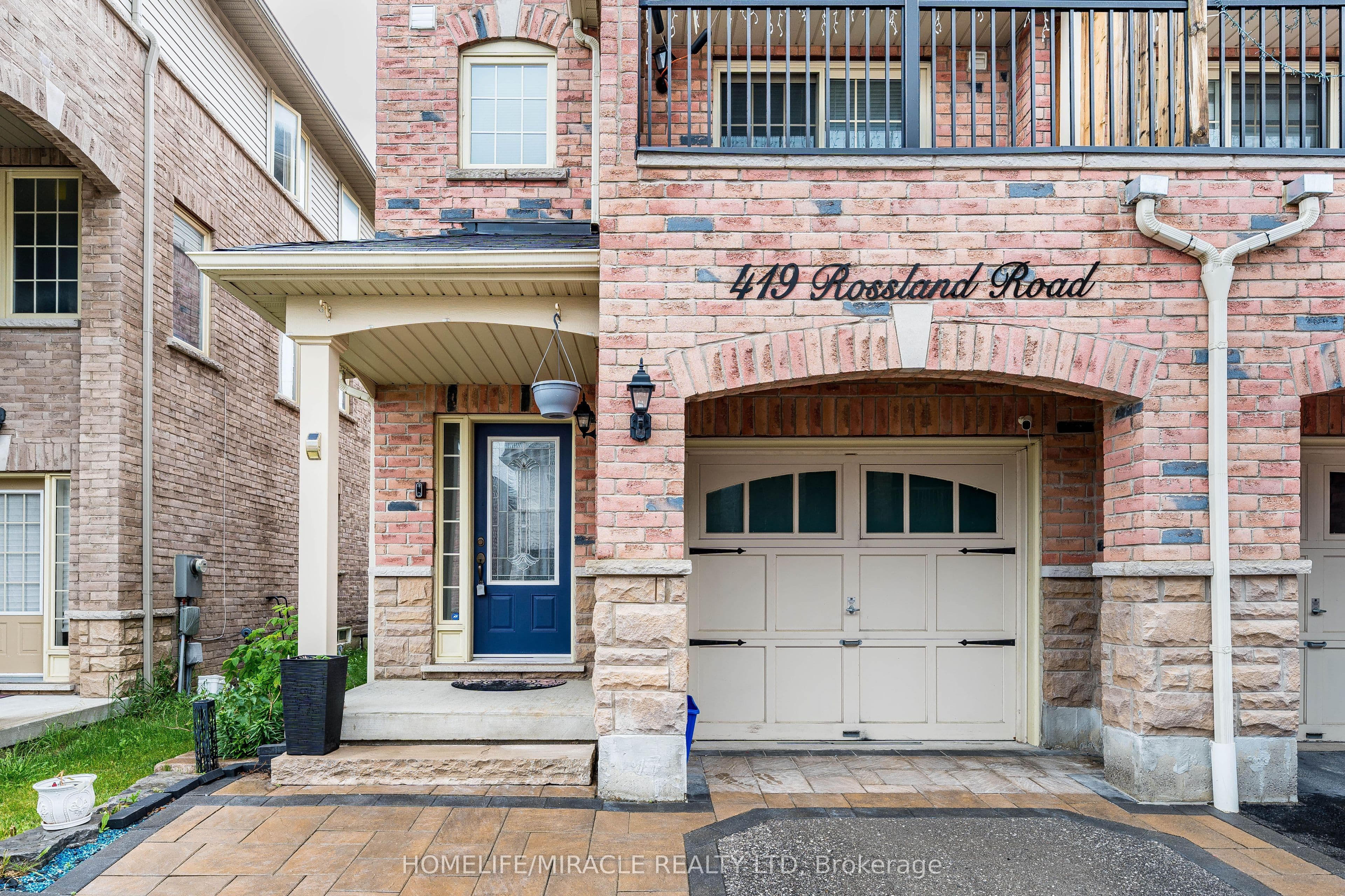 419 Rossland Road — photograph 2
