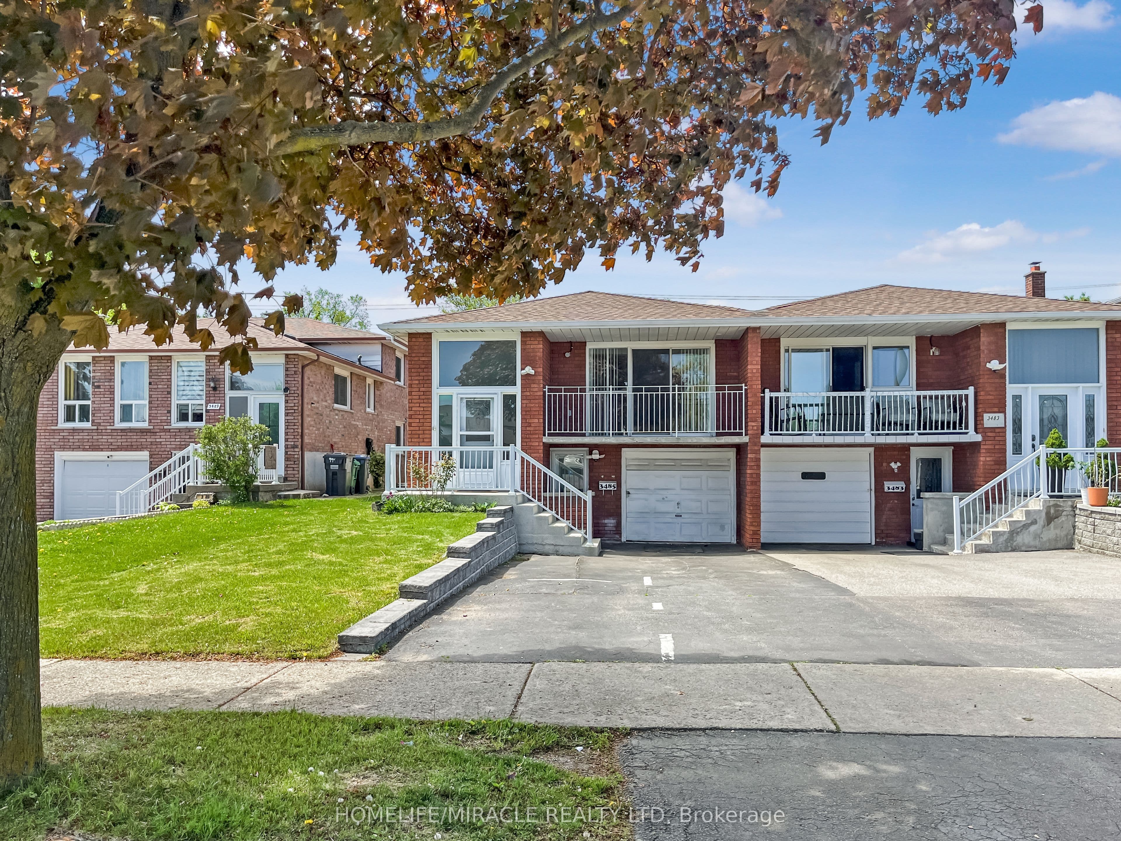 3485 Oakglade Crescent — featured photograph
