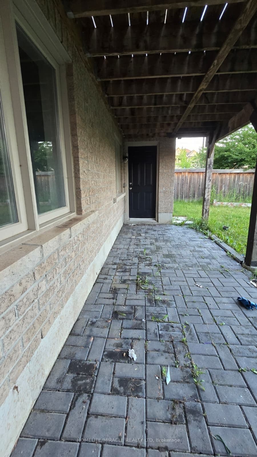 105 Stockell Crescent — photograph 3