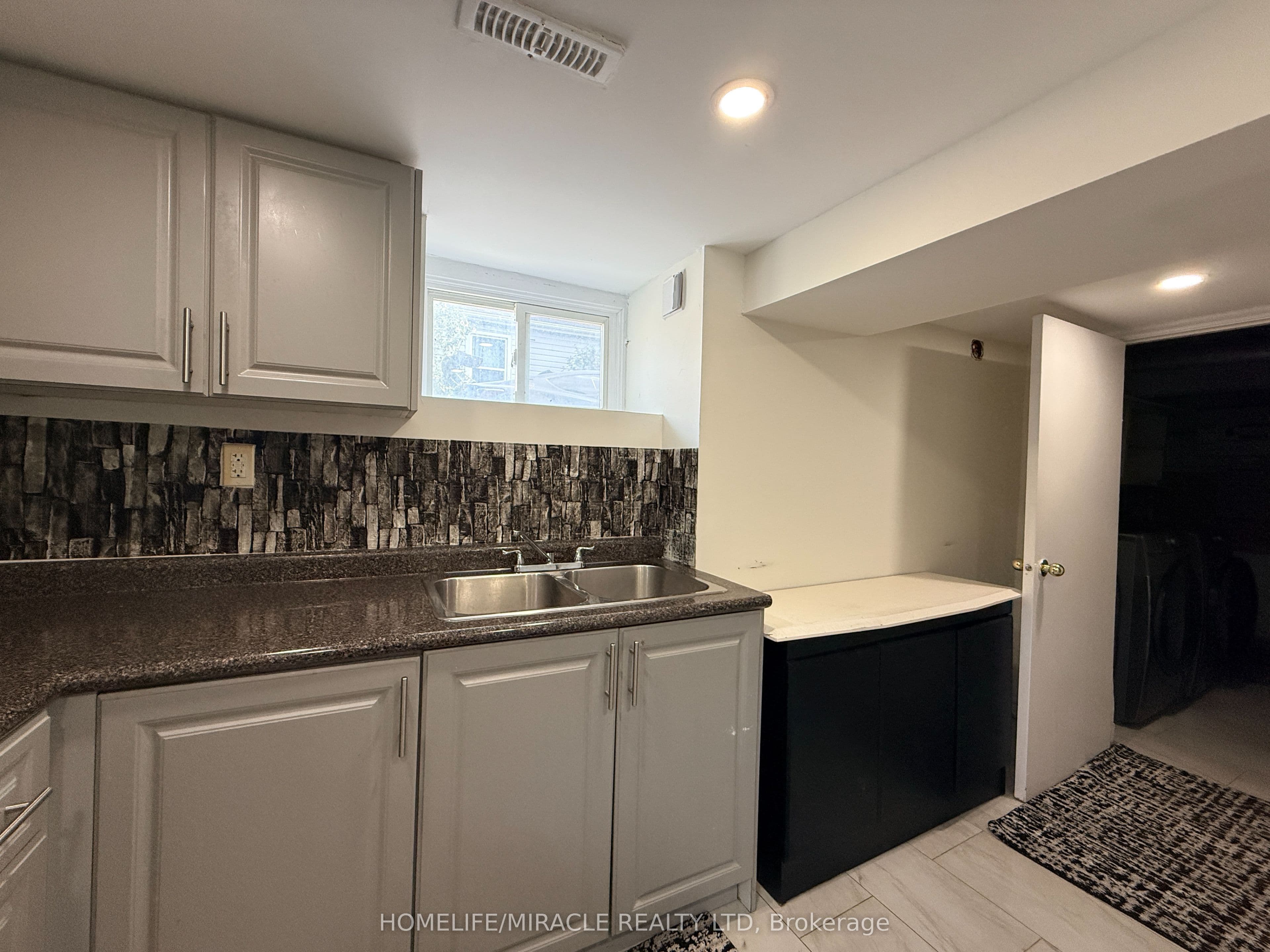 755 Somerville Street — photograph 3
