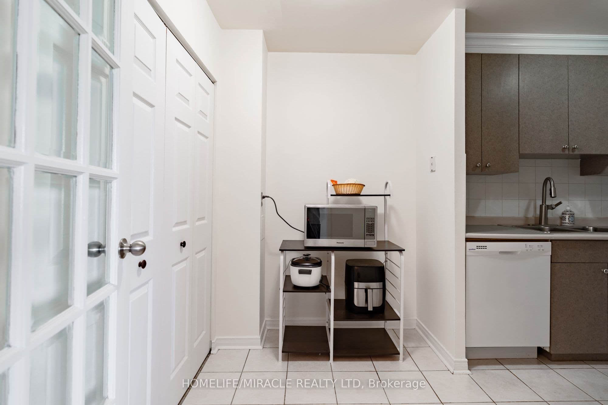 3025 Queen Frederica Drive #807 — photograph 4