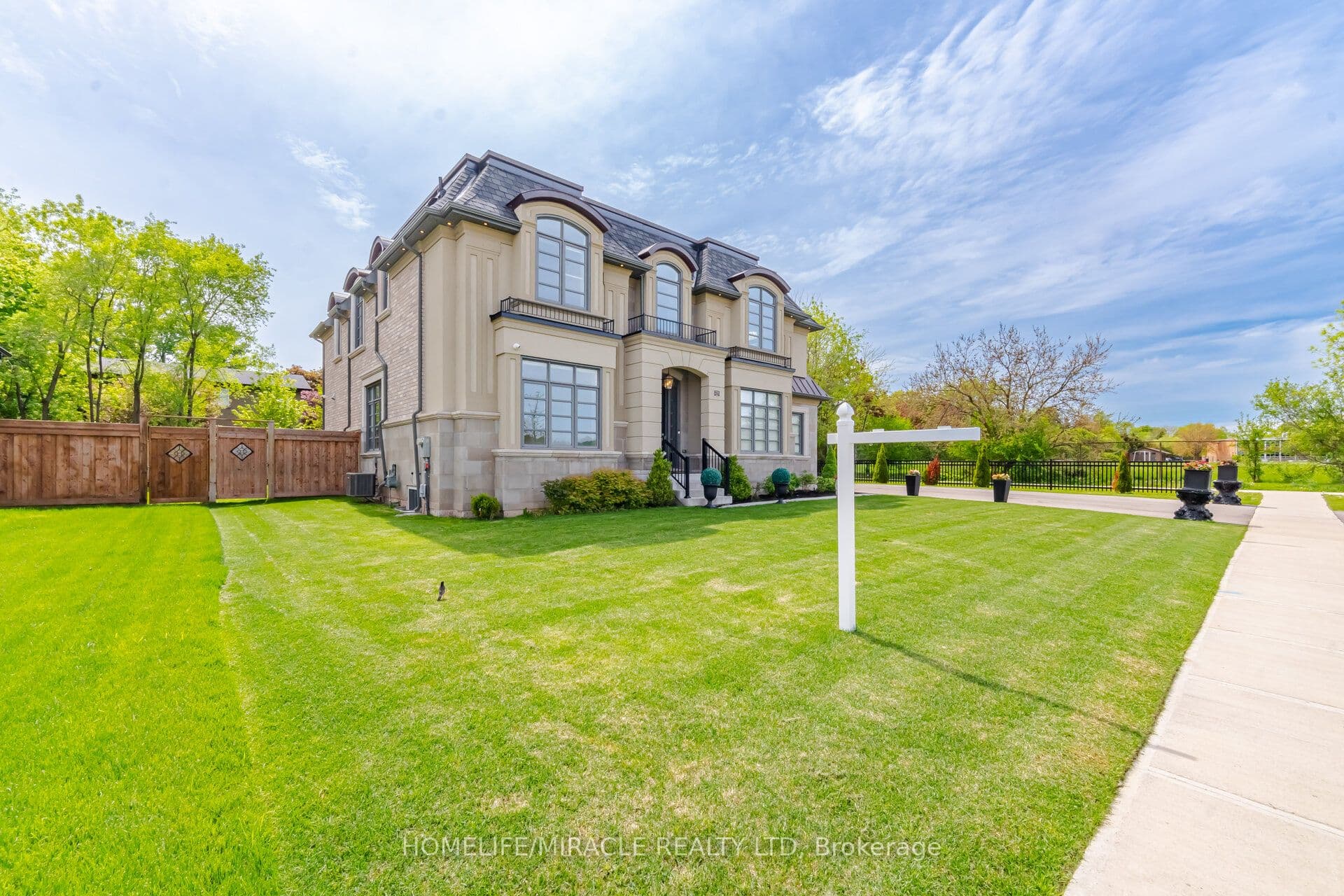 225 Prince George Crescent — photograph 3