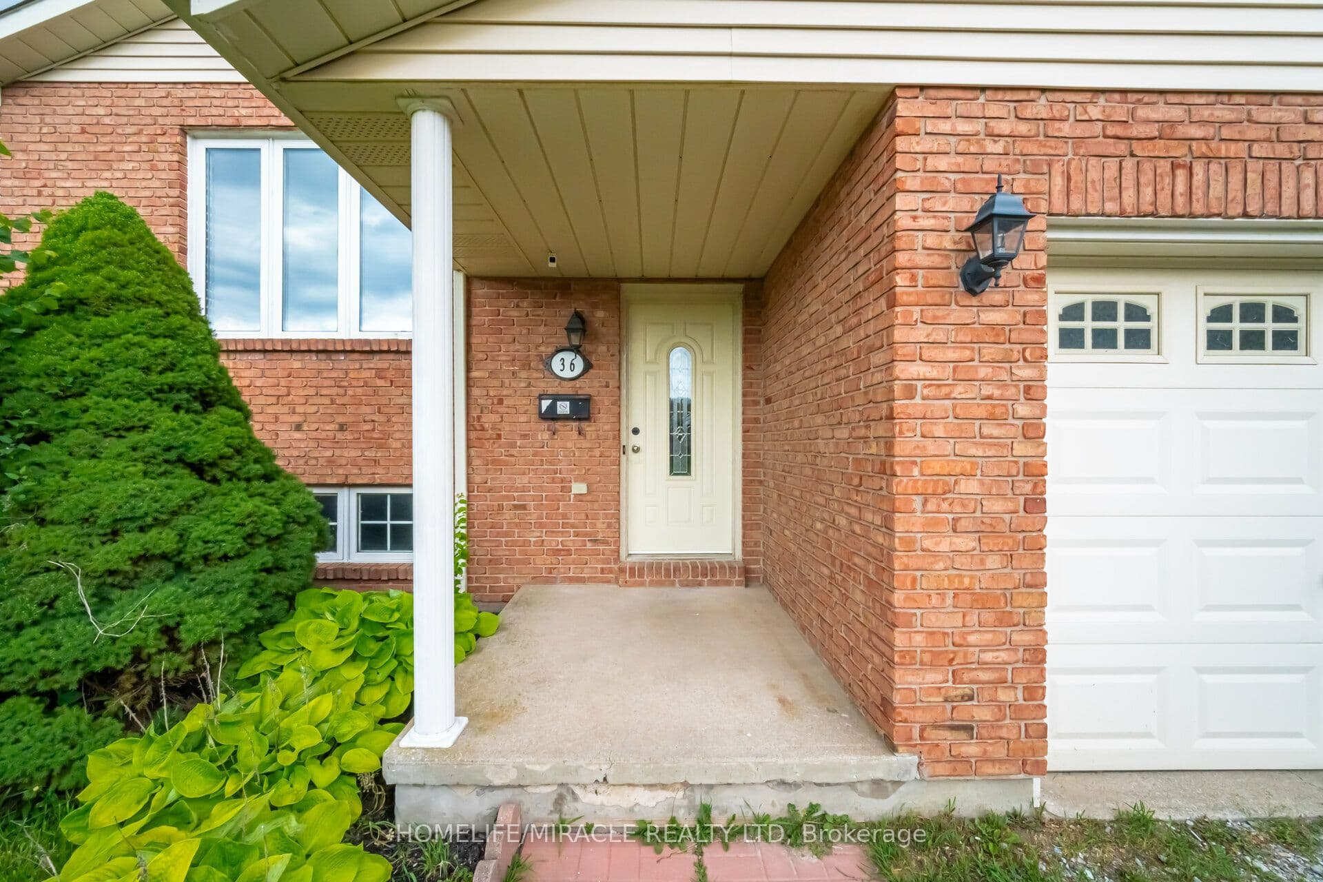 36 Poplar Crescent #upper — photograph 2