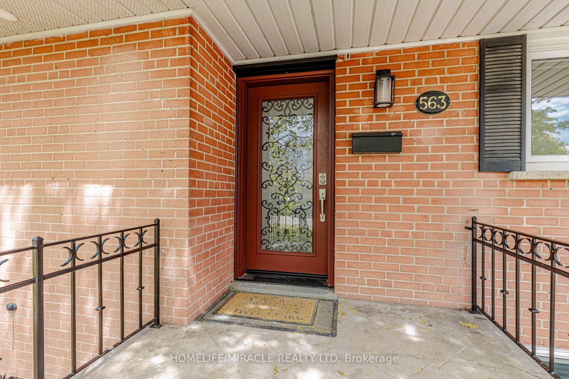 563 Taplow Crescent — photograph 5
