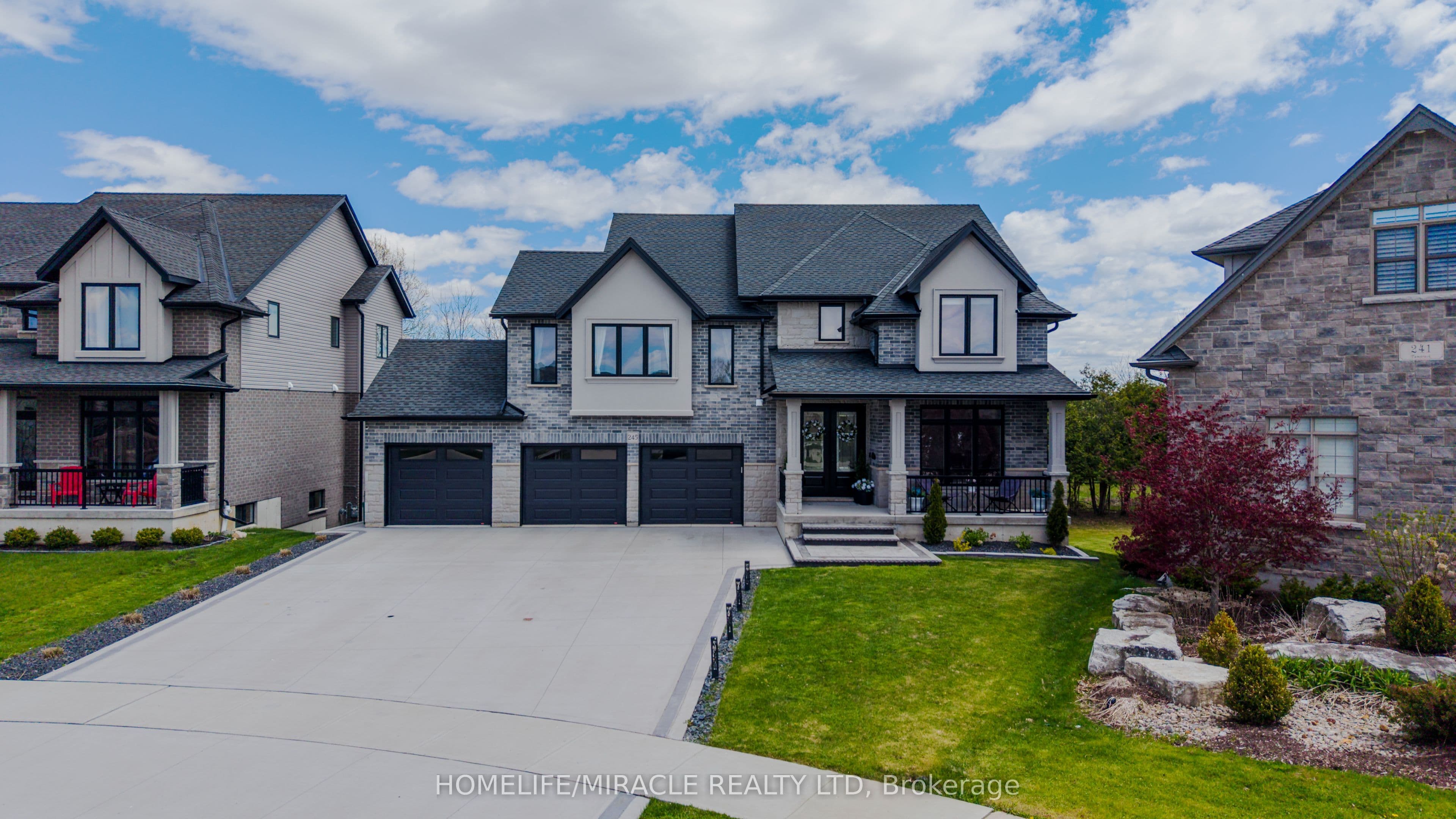 245 Tamarack Boulevard — photograph 2