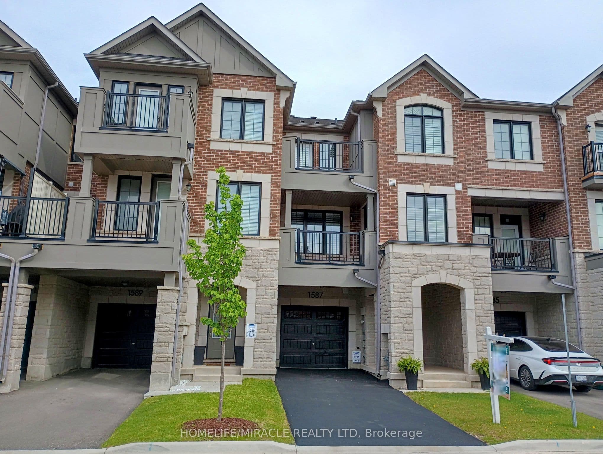 1587 Moira Crescent — featured photograph