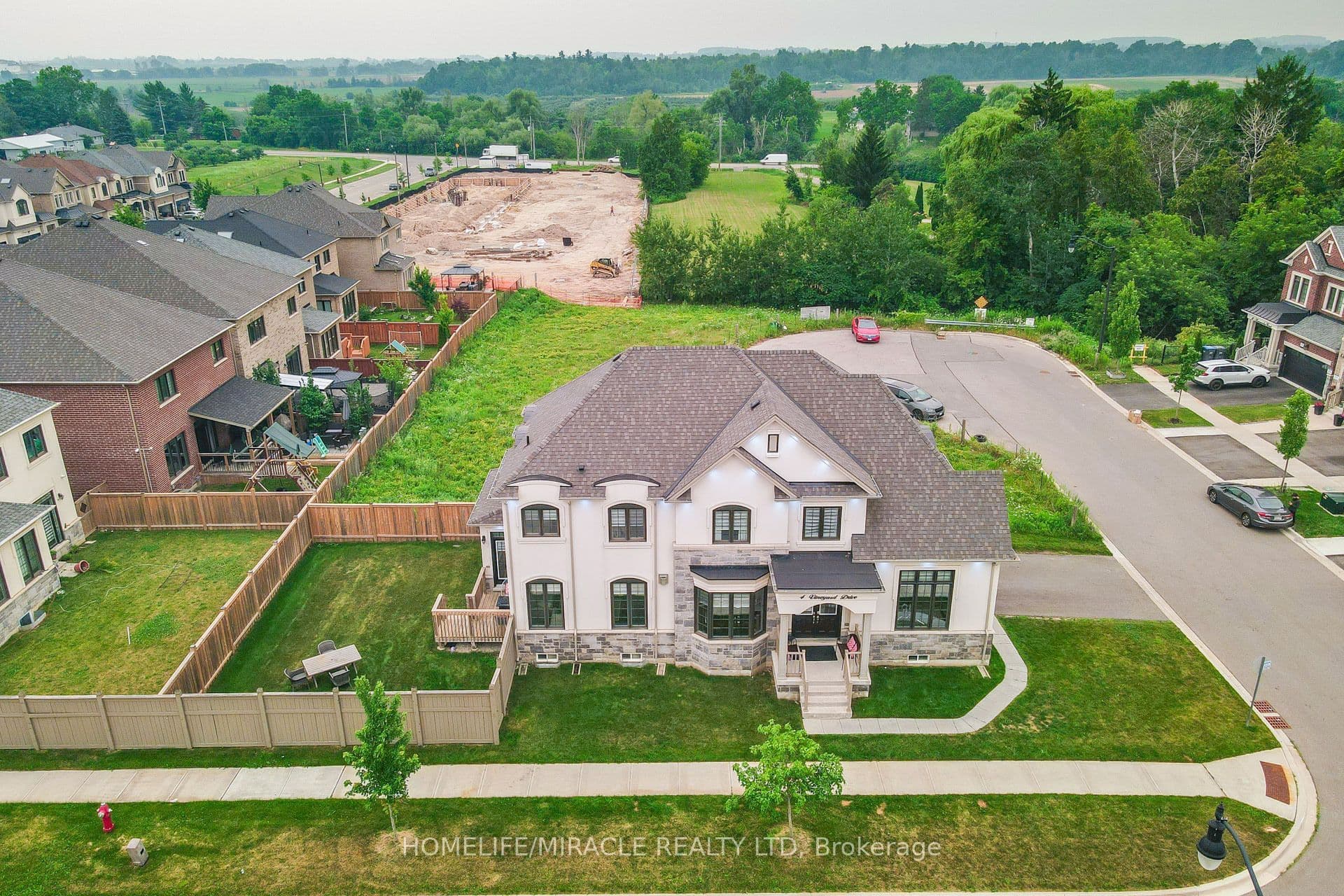 4 Vineyard Drive — featured photograph