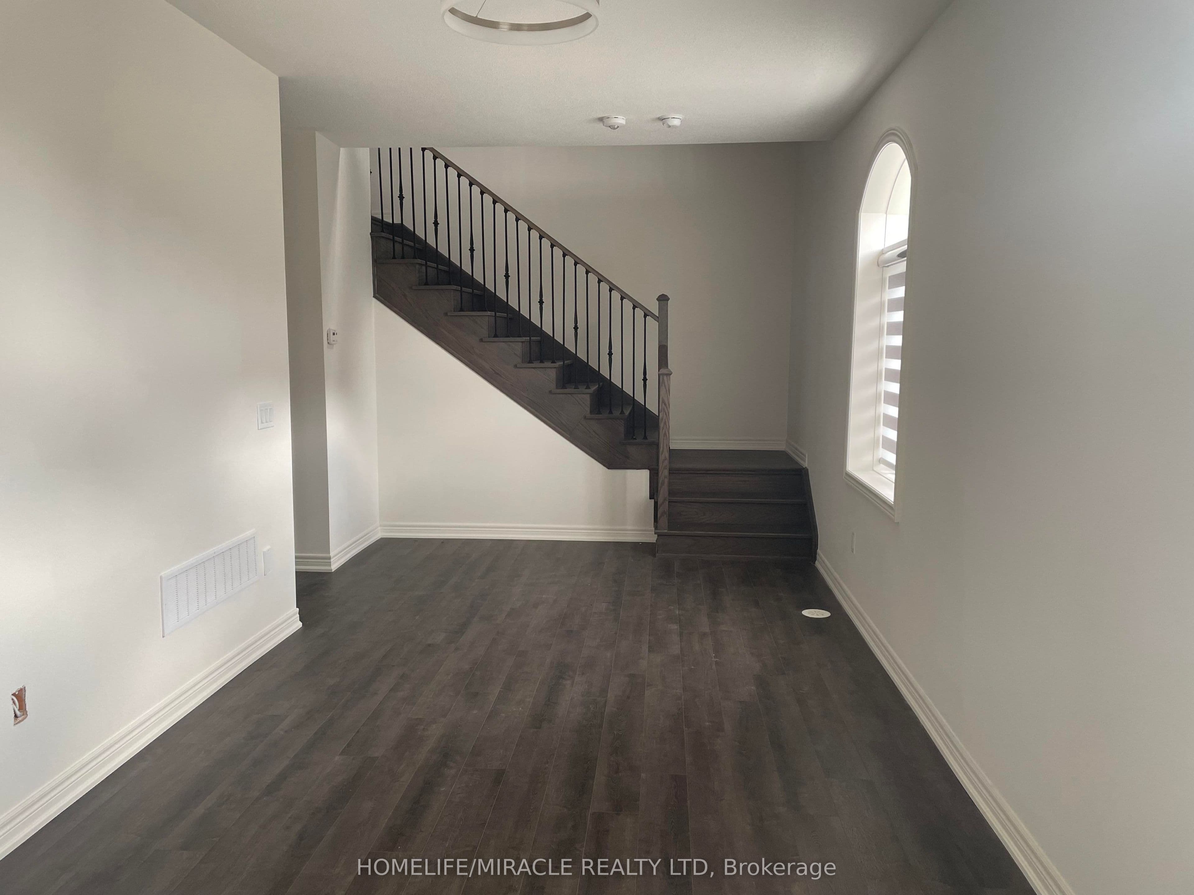 460 Silver Maple Road — photograph 3