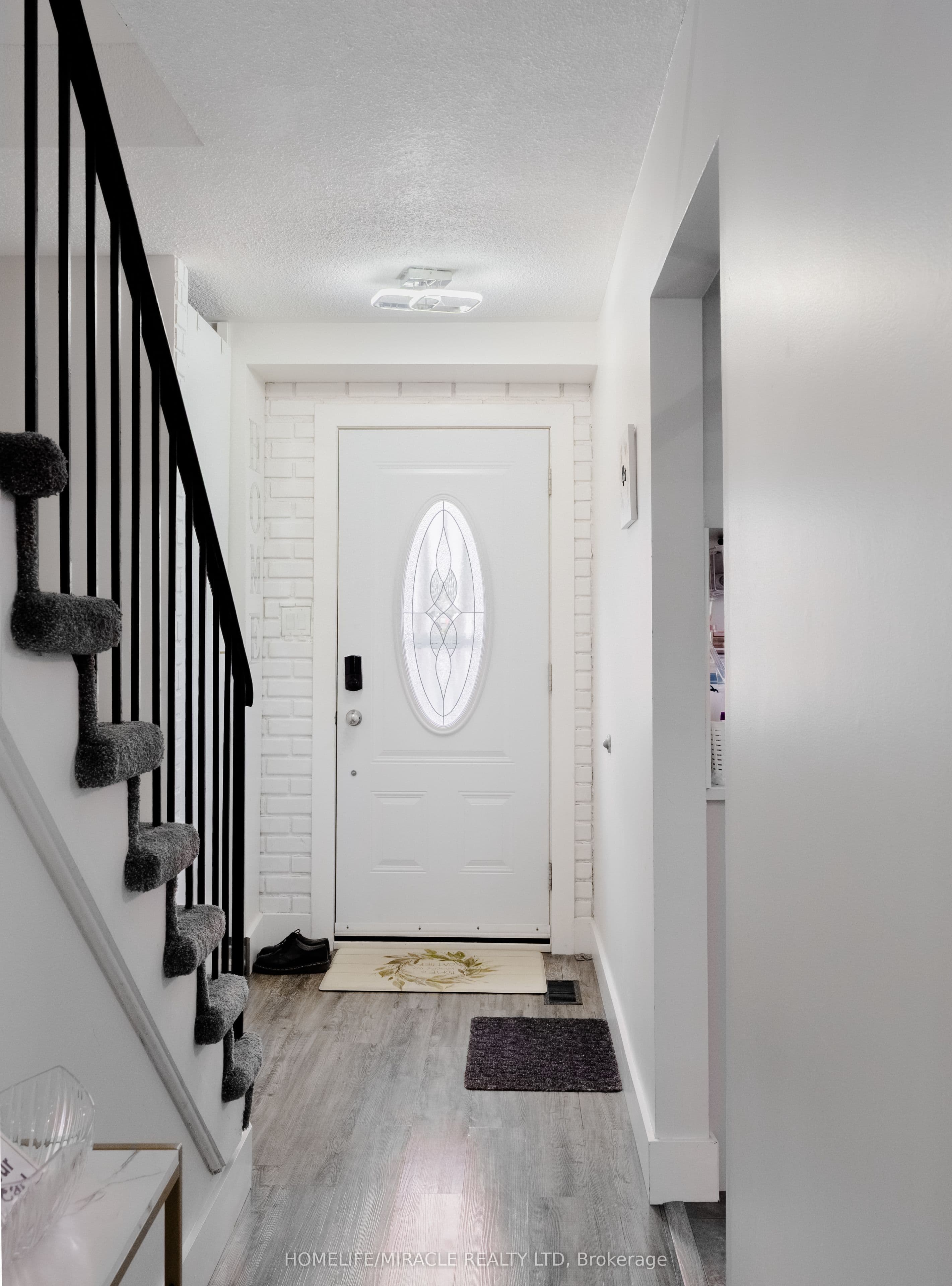 439 Bristol Crescent — photograph 4