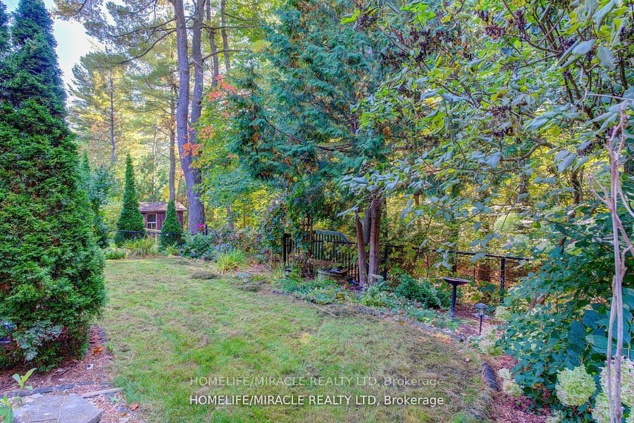 905 Alanbury Crescent — photograph 3