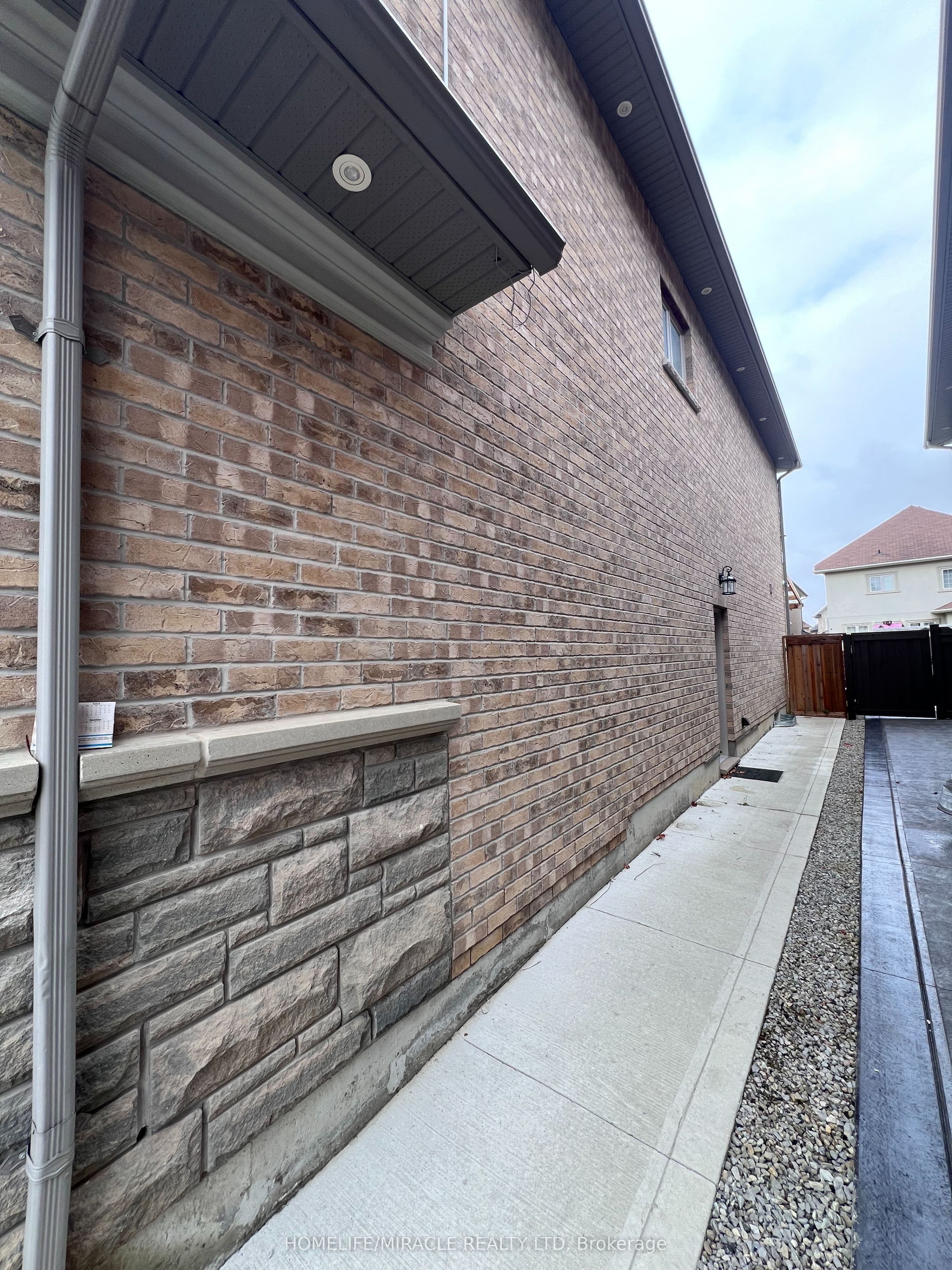 8 Arda Crescent — photograph 2
