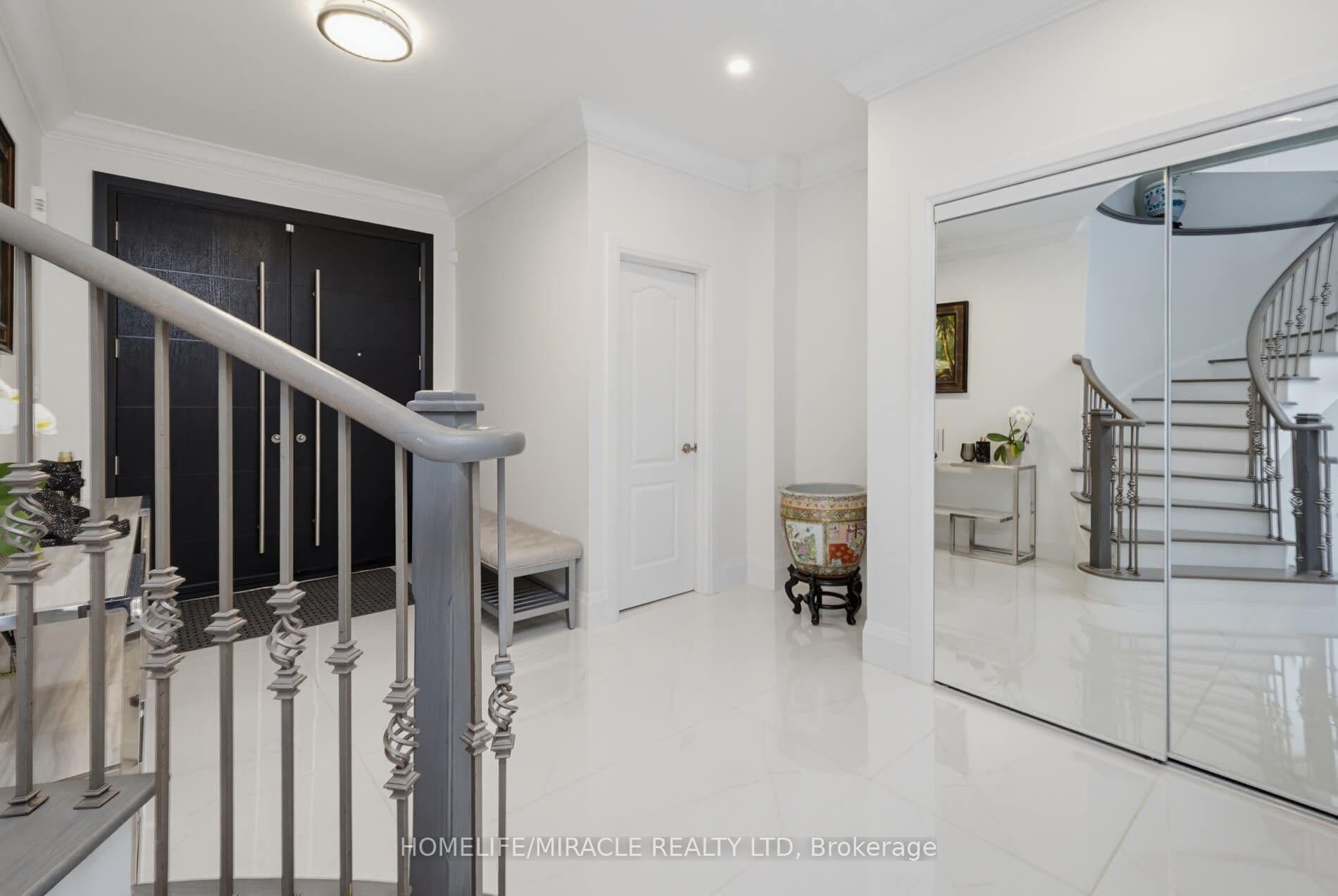7350 Glamorgan Way — photograph 4