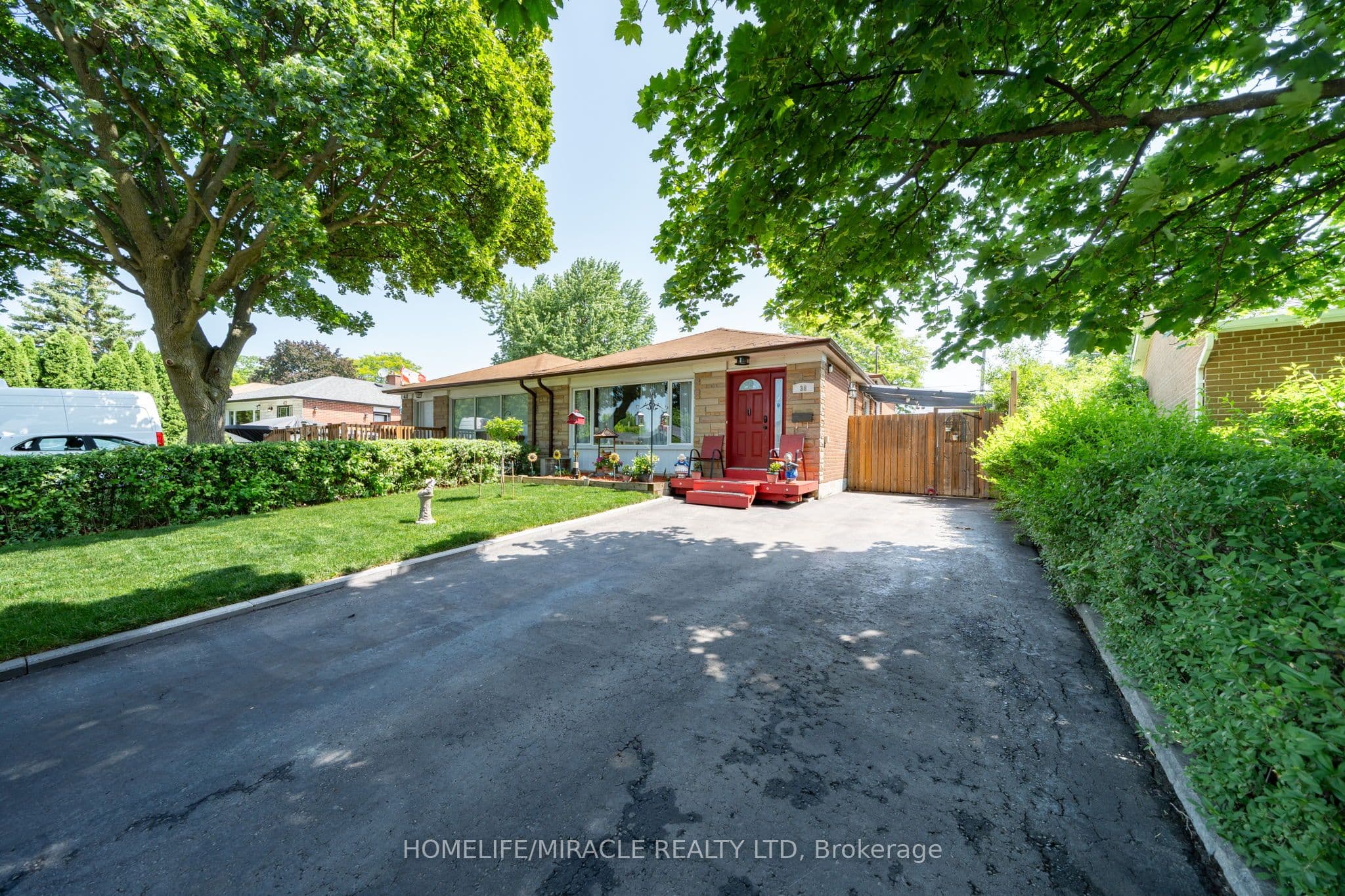 38 Ascot Avenue — photograph 4